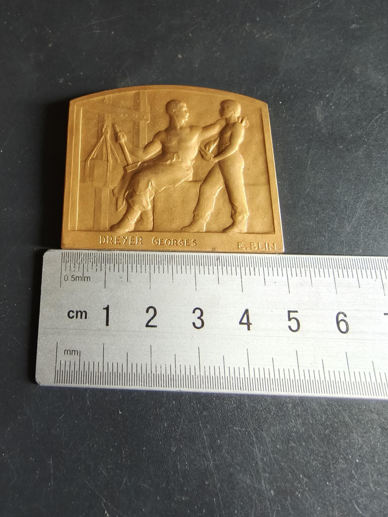 老王徽章第190期 法国工业家协会预防工业事故方形镀金大铜章     原盒    装饰艺术风格   大师E.Blin作品      尺寸50×43mm     重量51.6g