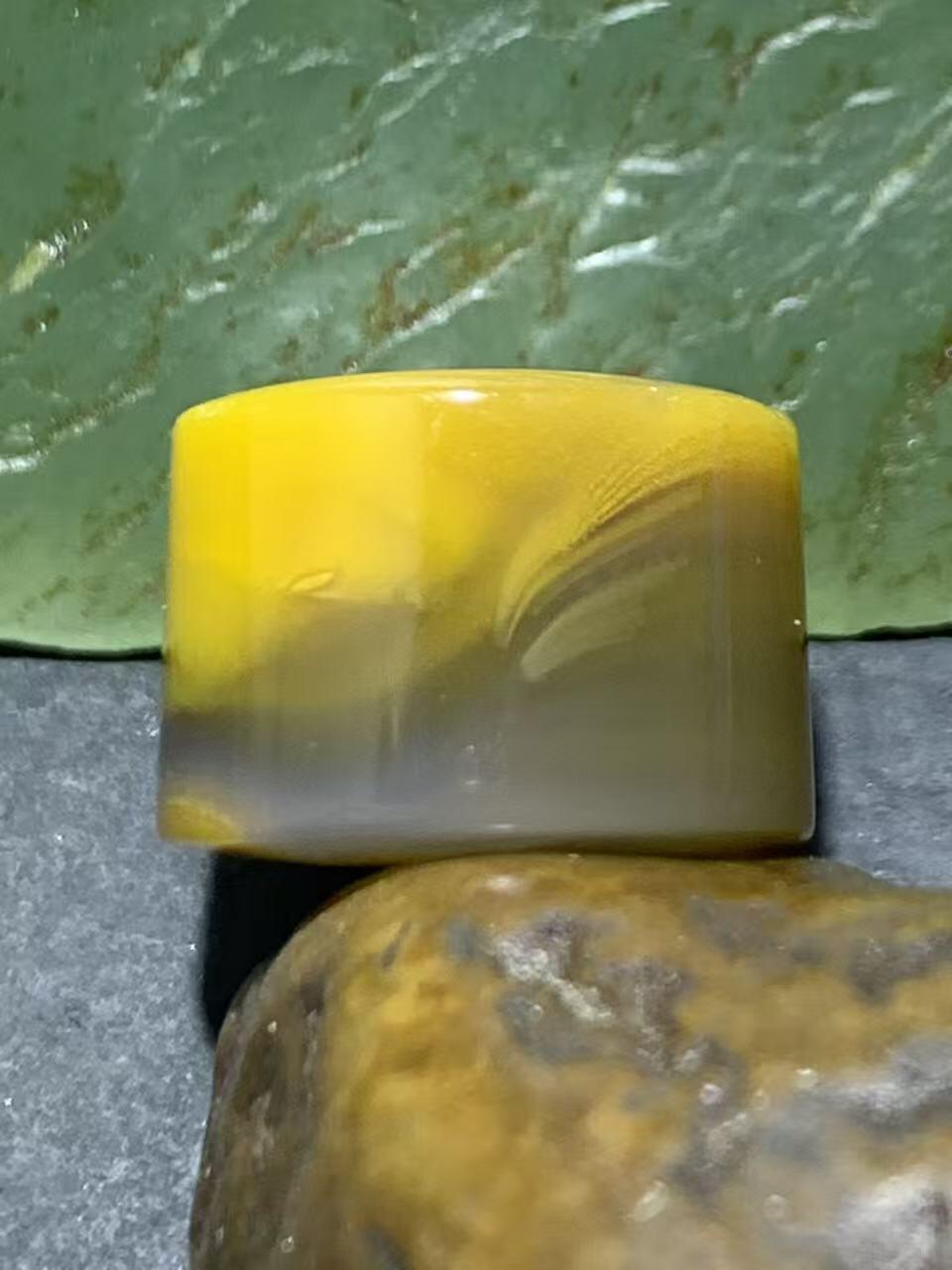 冻料飘鸡油黄蒙料战国红玛通货墩子一个，