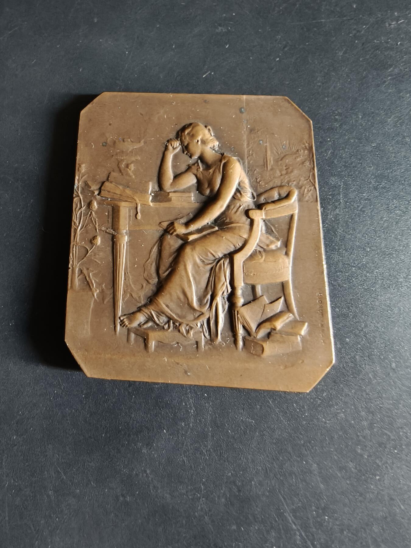 老王徽章第190期 法国埃夫勒中学成立50周年方形大铜章    正面描绘了在书桌上思考的女性    大师亨利·杜布瓦作品     尺寸45×52mm     重量60g