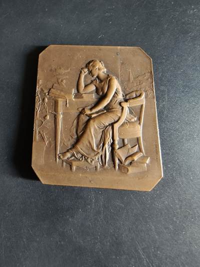 老王徽章第190期 - 法国埃夫勒中学成立50周年方形大铜章    正面描绘了在书桌上思考的女性    大师亨利·杜布瓦作品     尺寸45×52mm     重量60g