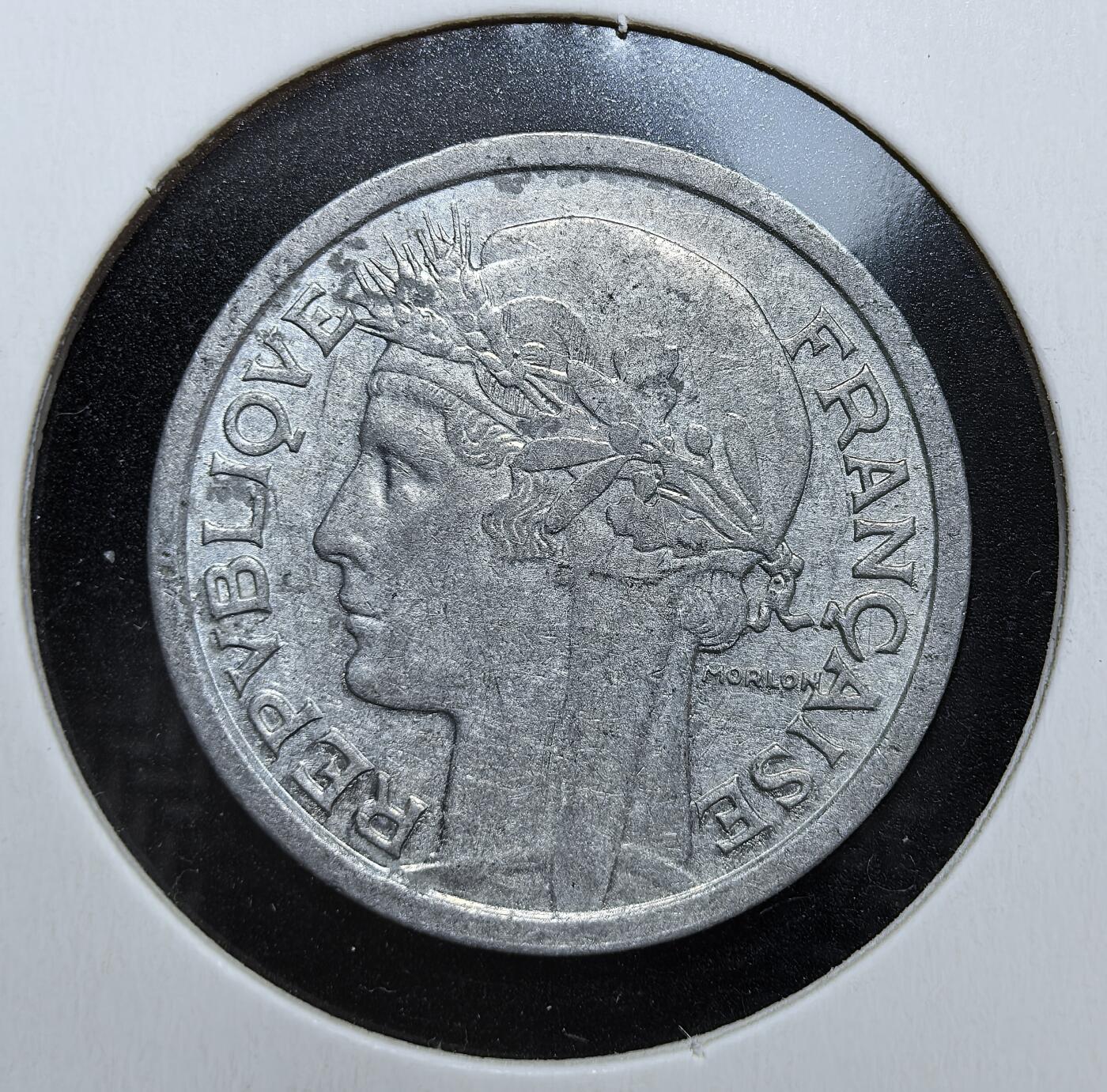 外国优质老铜币银币苏联纪念章，每周六晚九点倒数截拍，满百包邮可寄存，持续收拍 法国1944年1法郎，正面玛丽安娜麦穗冠头像，背面镌刻 “自由・平等・博爱” 与丰饶角纹饰，是二战后期法国解放时期的历史见证，币面清晰，极具收藏价值。