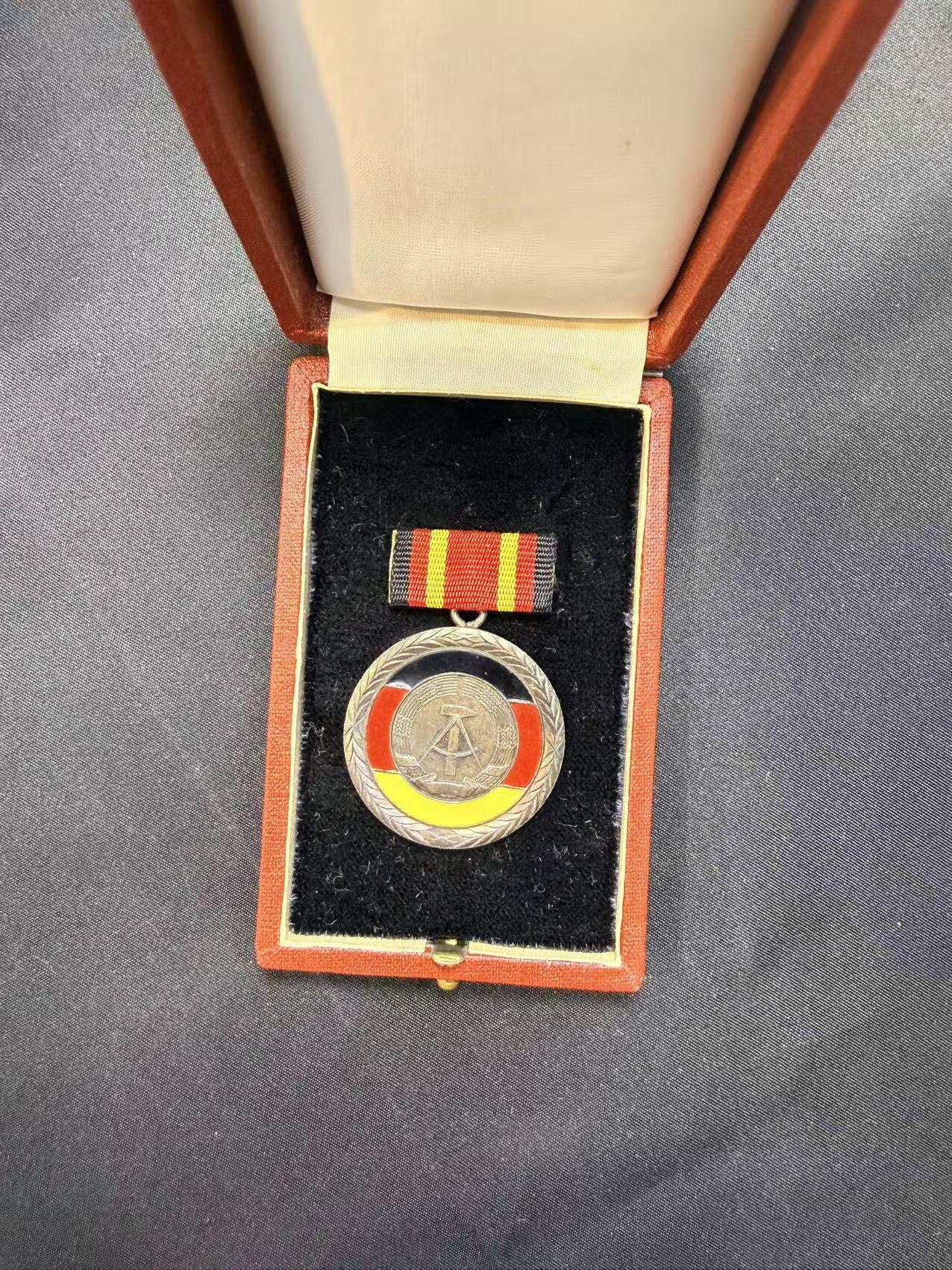 云宸嘉赏-勋臻文献佳藏优品精选场次（低佣 转发佣金红包） 民主德国国家荣誉奖章（最高级别奖章）带皮扣盒 早期版本珐琅版 五彩氧化非常漂亮 