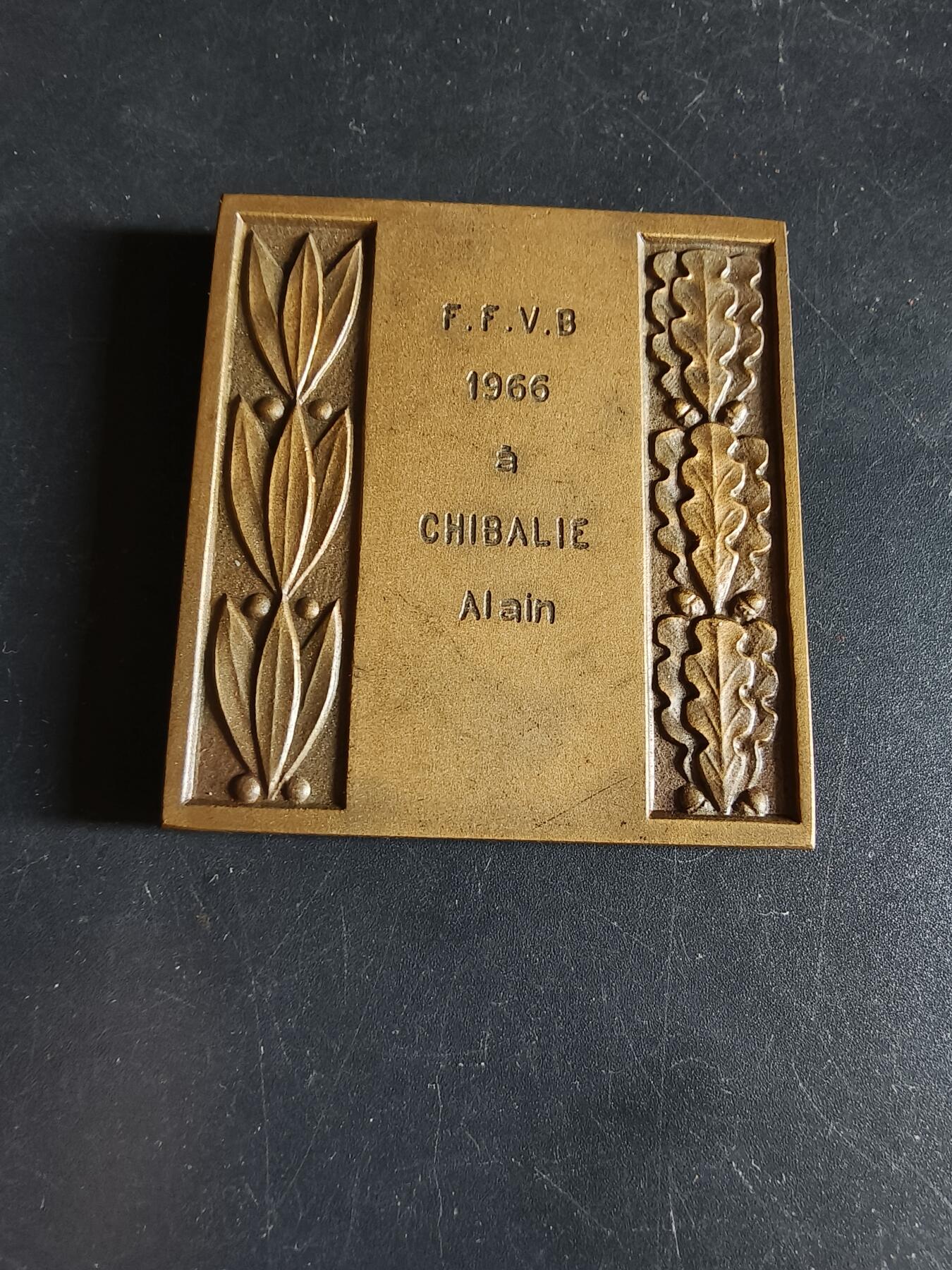 老王徽章第190期 法国排球运动方形大铜章    原盒     尺寸48×53mm     重量81.3g