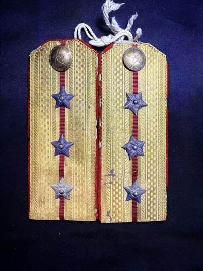 云宸嘉赏-勋臻文献佳藏优品精选场次（低佣 转发佣金红包） - SU-M55式陆上尉肩章 授衔时期第一版肩章 带原配肩扣+绳 