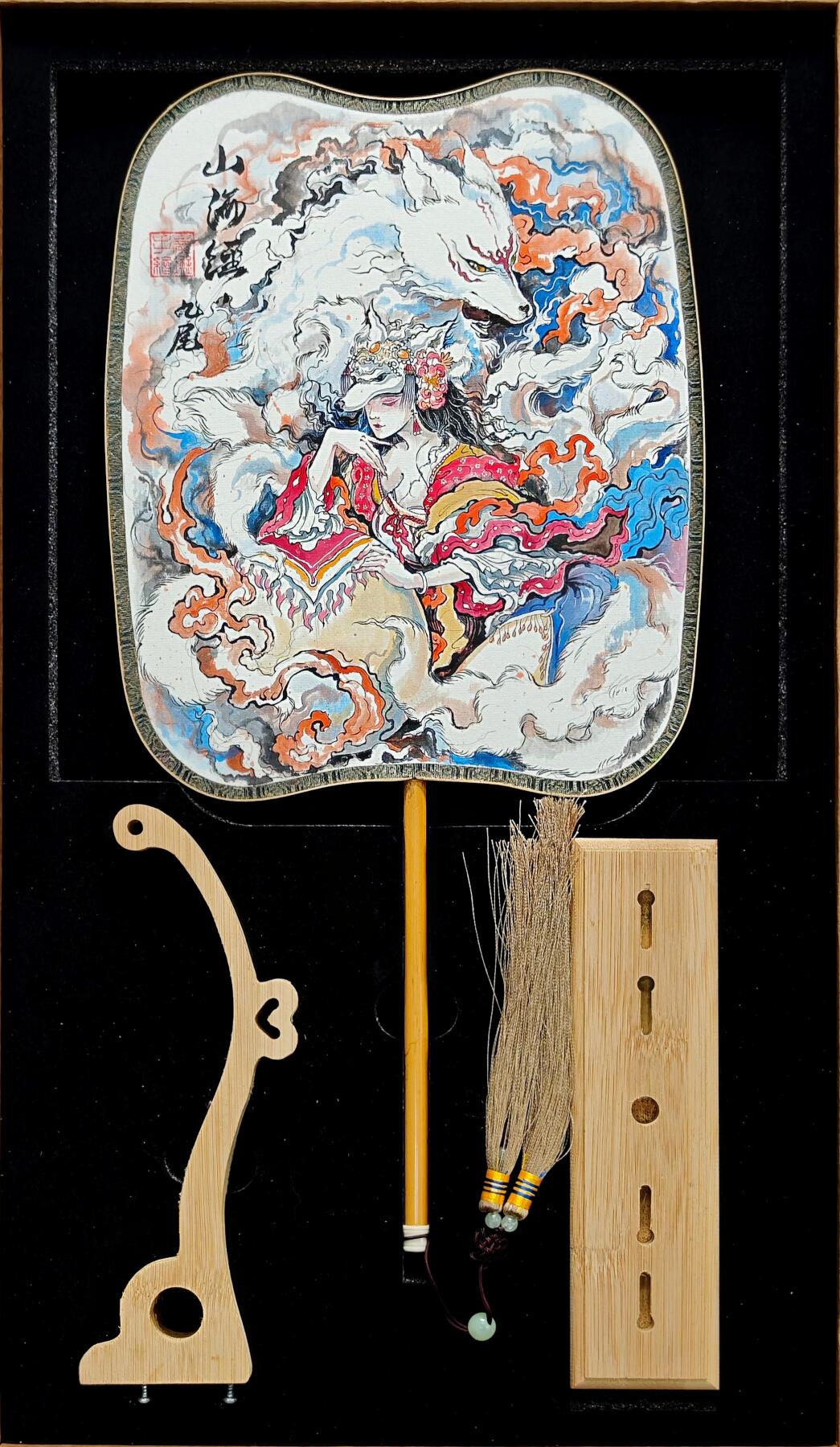 白泽拍卖卡牌手绘专场第34期（花朝去了又春分 草如茵 柳烟新） 2026 鹿凝手绘海棠扇 熟宣 双面绘 山海经 九尾狐 扇面：21.5cm*26cm 扇柄17cm 有扇架/扇盒  鹿凝钤印