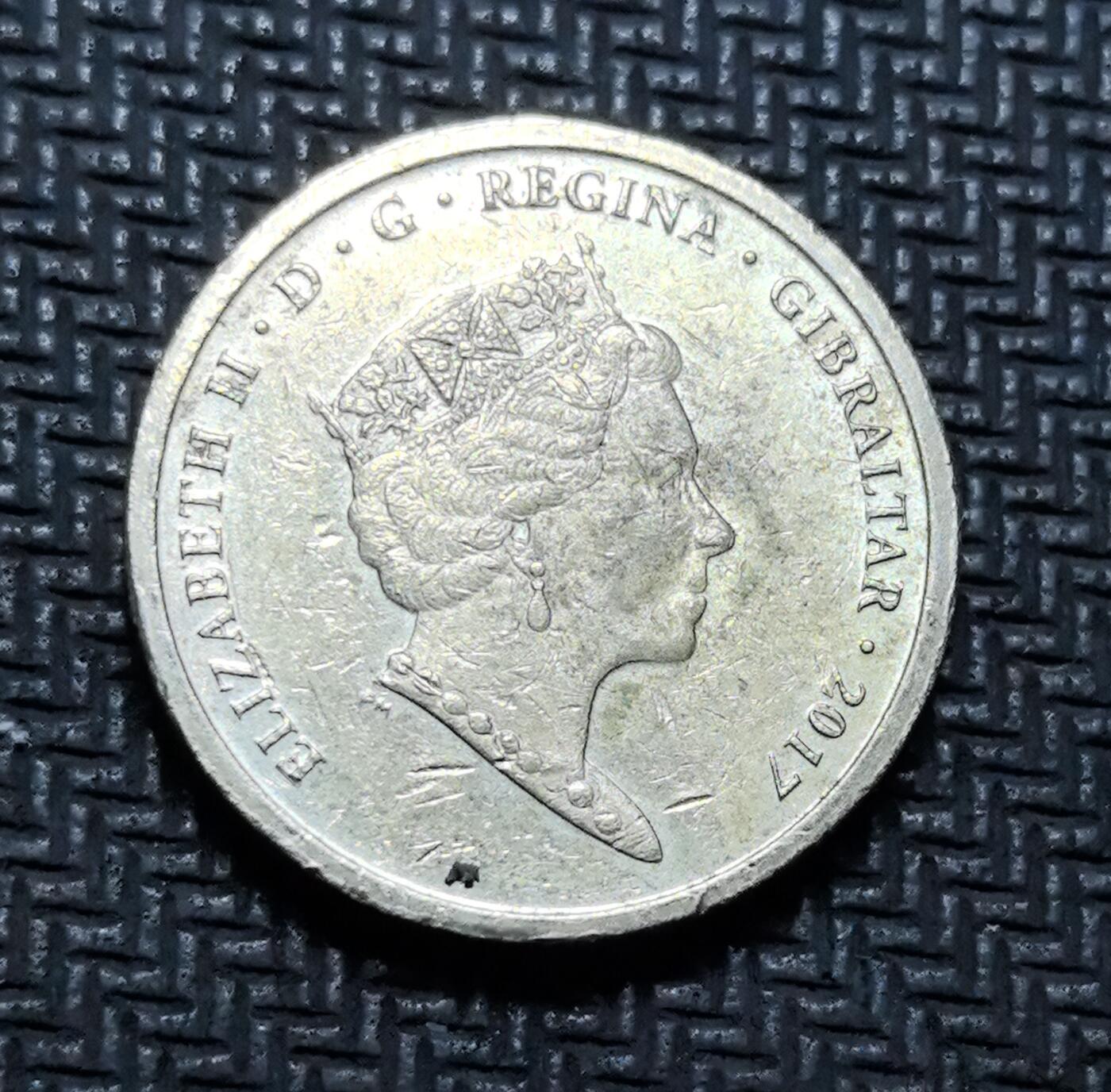 外国优质老铜币银币苏联纪念章，每周六晚九点倒数截拍，满百包邮可寄存，持续收拍 直布罗陀公投 50 周年 1 英镑纪念币，正面为伊丽莎白二世头像，背面镌刻英国皇家纹章，见证直布罗陀坚守英属身份的历史抉择。镍黄铜材质，纹章细节威严规整，是兼具政治叙事与收藏价值的英属海外领地特色纪念币。