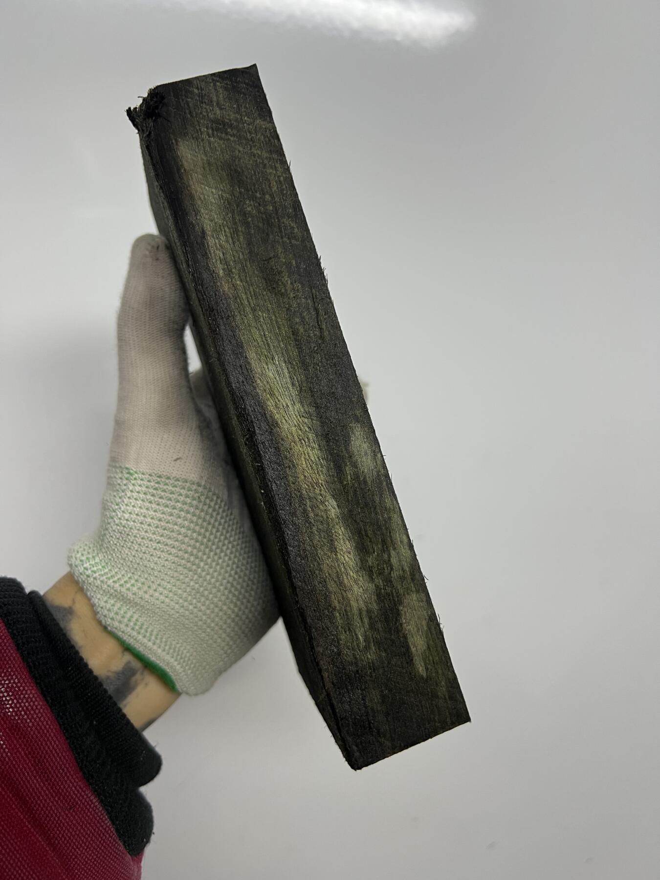 零元拍：NO.3金丝楠绿阴沉料大牌子，无需打磨就已经金光闪闪。满金丝药香，尺寸约：18.5/9.5/3.5CM。