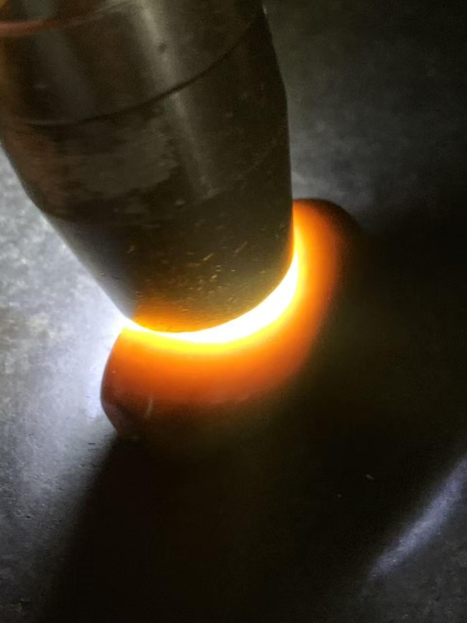 精美高润度冻料飘墨色战国红玛瑙随形桶珠一个！