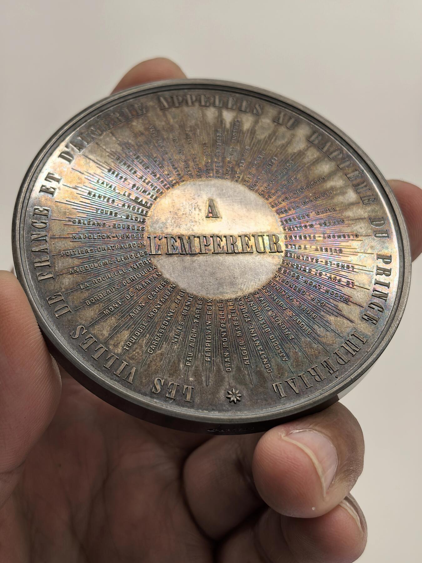 博洋堂“芳菲春韵”3月精品大拍专场暨第166期（全场包邮） 法国1856年拿破仑三世夫妇抱皇太子洗礼纪念章，铜银一对，原盒好品，直径69mm，原铸边铭，超高浮雕，难得一见