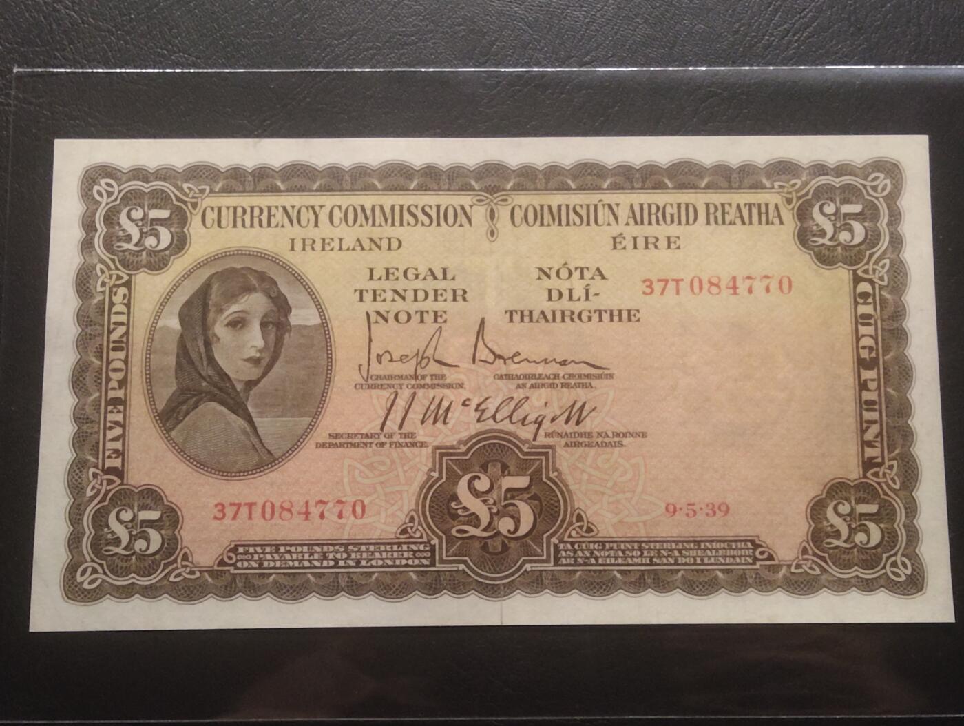 2026三月第四期，总221期 爱尔兰1939年5镑流通好品XF，稀有的“爱尔兰货币管理局”抬头，下方有英爱两国货币互换协议的版本，爱尔兰人格化象征“拉维利夫人”