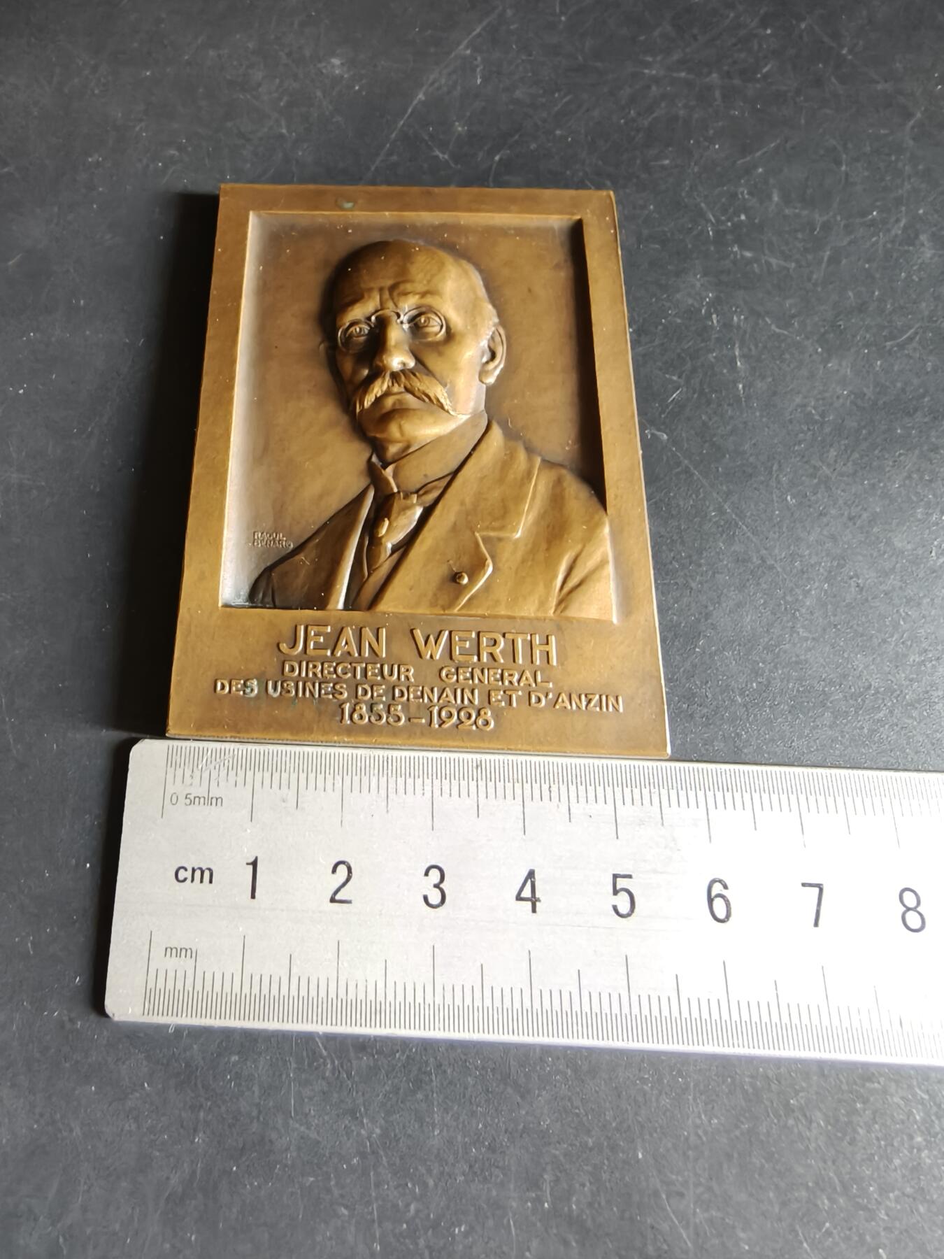 老王徽章第190期 法国德南与安赞钢铁厂总经理让·维尔特方形大铜章      让·维尔特被视为法国冶金工业史上的杰出人物，他在第一次世界大战后工厂的重建中发挥了关键作用       盒子损坏       尺寸55×75mm     重量150g