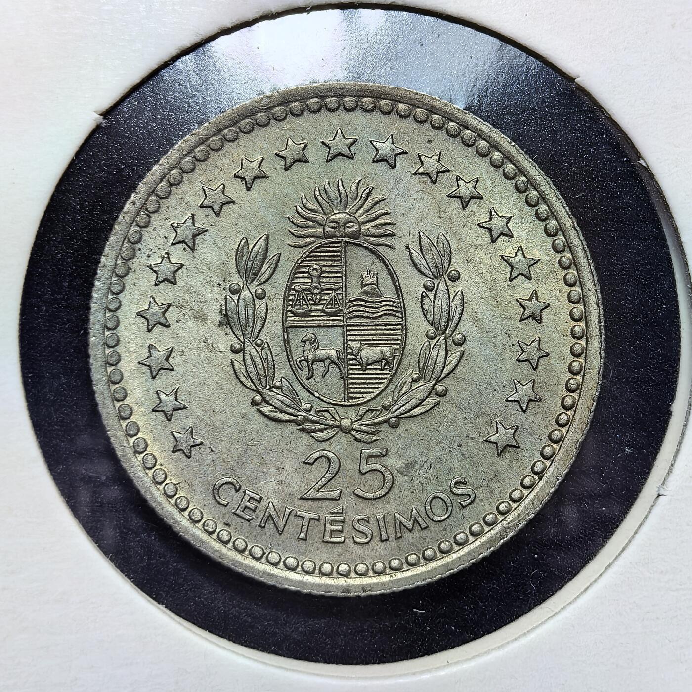 外国优质老铜币银币苏联纪念章，每周六晚九点倒数截拍，满百包邮可寄存，持续收拍 乌拉圭1960年25分，正面镌刻国父阿蒂加斯头像，背面国徽与星环纹饰精致，包浆温润，细节清晰，是南美历史钱币收藏的经典之选。