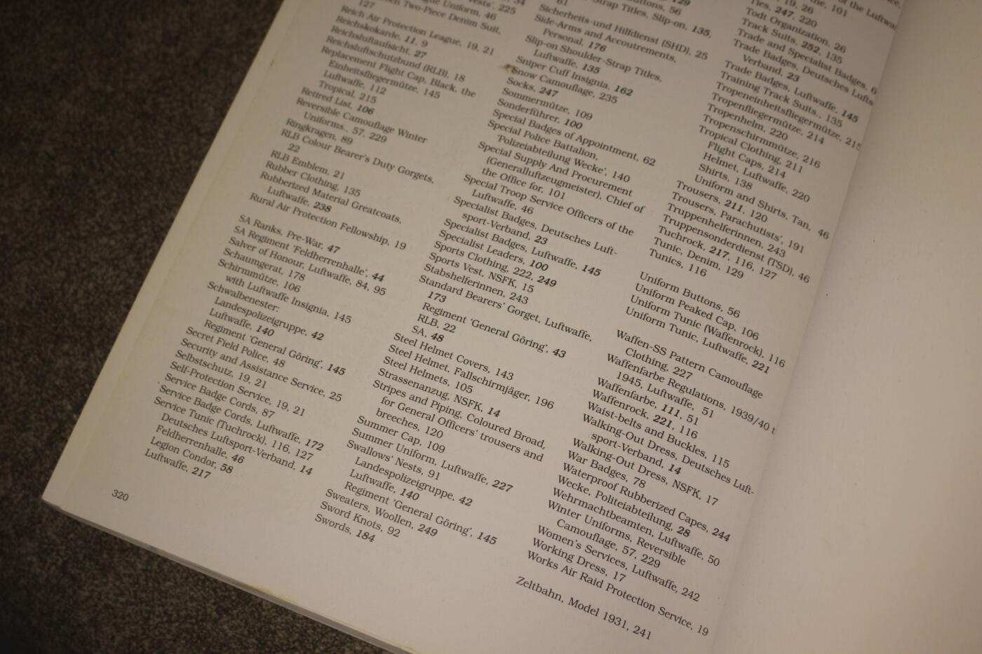 2026.4.2德系小拍卖 德三空军大全，两册合计约500多页，图文并茂详细介绍了各种式样以及工艺细节等，封面轻微痕迹，内页完好