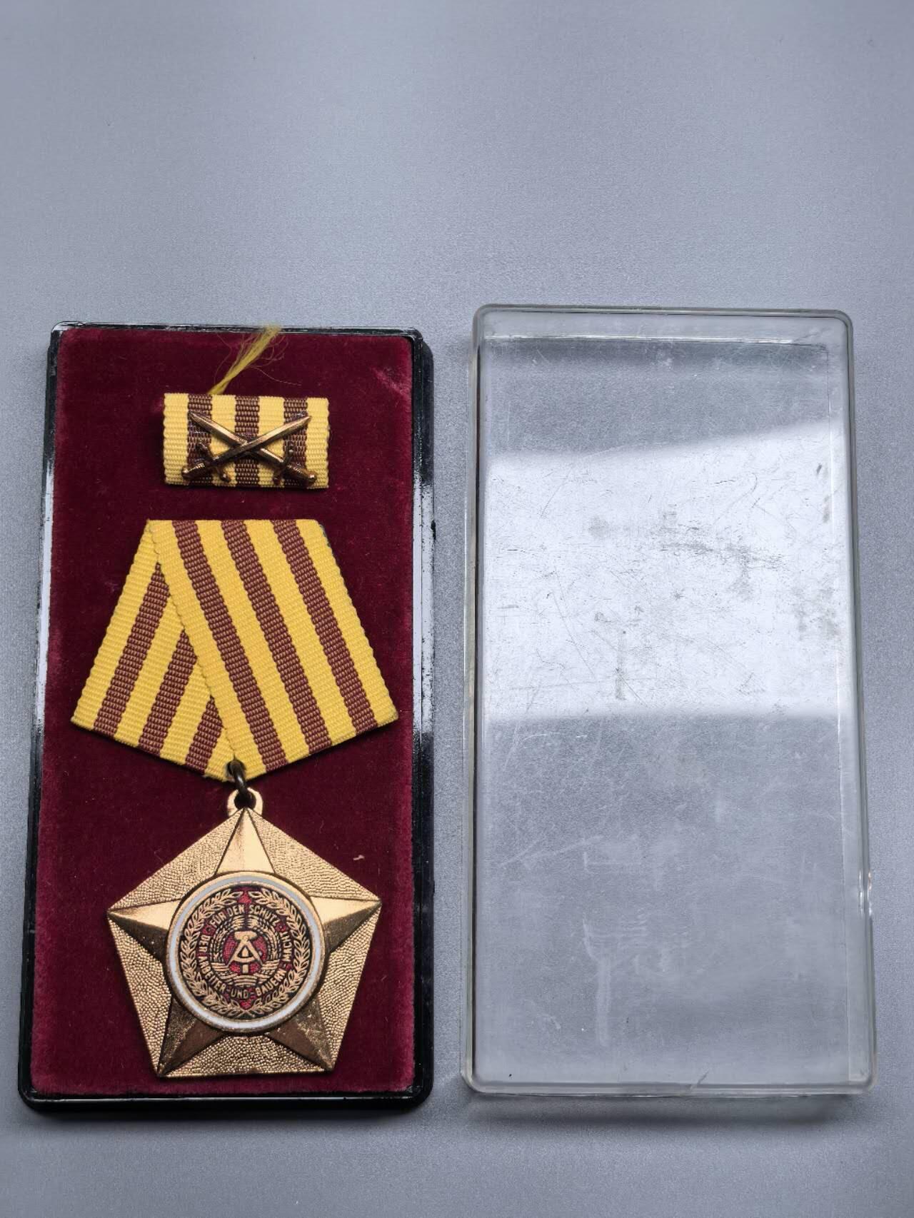 小驴勋章奖章收藏3月28日周六晚六点拍卖（珍爱和平，收藏战争，铭记历史，勿忘国耻，忠党爱国。有偿代拍，送拍规则在简介最后，参拍须阅读规则后再参拍，关系到运费包装发货时效真假辨别等关键信息，拍卖时不再发原图，看大图店主微信码在拍卖店铺介绍里） 东德勋章带原盒带略