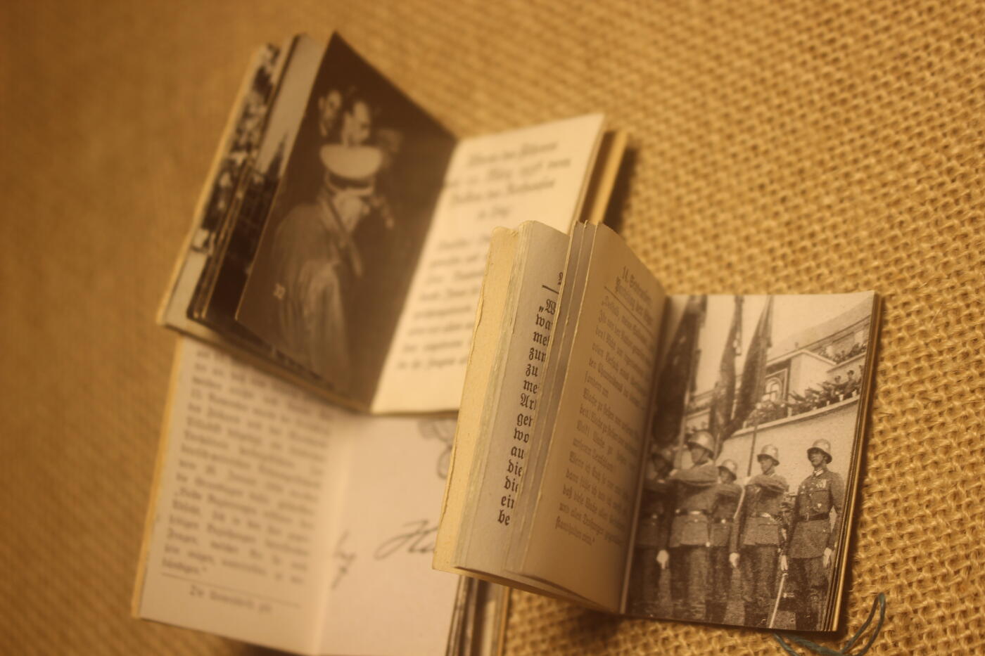 2026.4.2德系小拍卖 德三《元首》系列袖珍书，年代久远纸张略有痕迹，无破损 