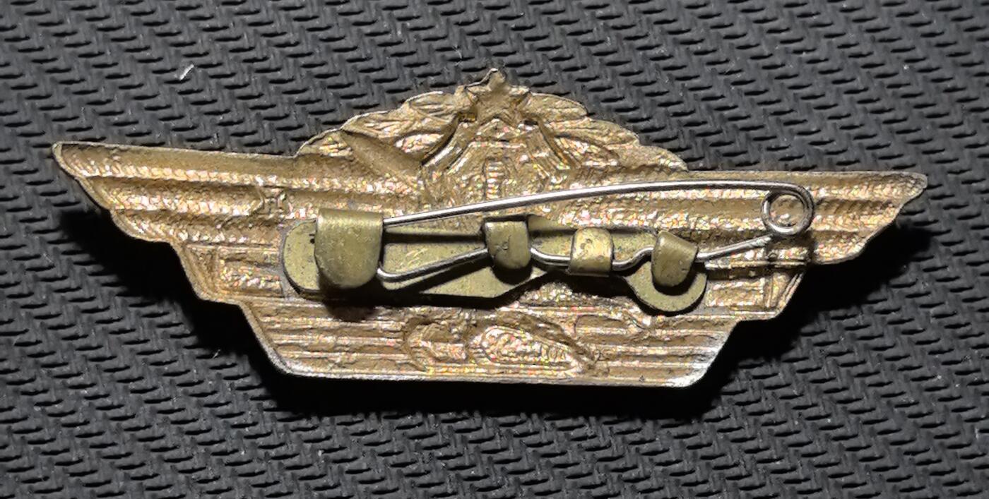 外国优质老铜币银币苏联纪念章，每周六晚九点倒数截拍，满百包邮可寄存，持续收拍 苏联一级陆海空合成兵种技能徽章长66mm宽24mm重13克，正面以红星、盾牌数字 “1”、机翼、导弹与坦克浮雕，浓缩苏联多兵种协同作战理念，珐琅彩与铜质包浆留存岁月痕迹，背面别针结构完整。它是冷战时期苏军军事素养的直观见证，兼具军史收藏与冷战装备叙事价值。