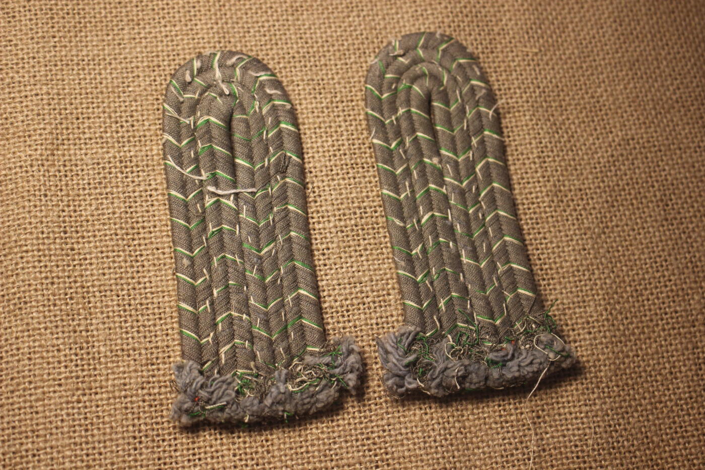 2026.4.2德系小拍卖 帝德萨克森少尉硬肩，1915年式样，金属丝改为哑光丝线编织，日常佩戴品相