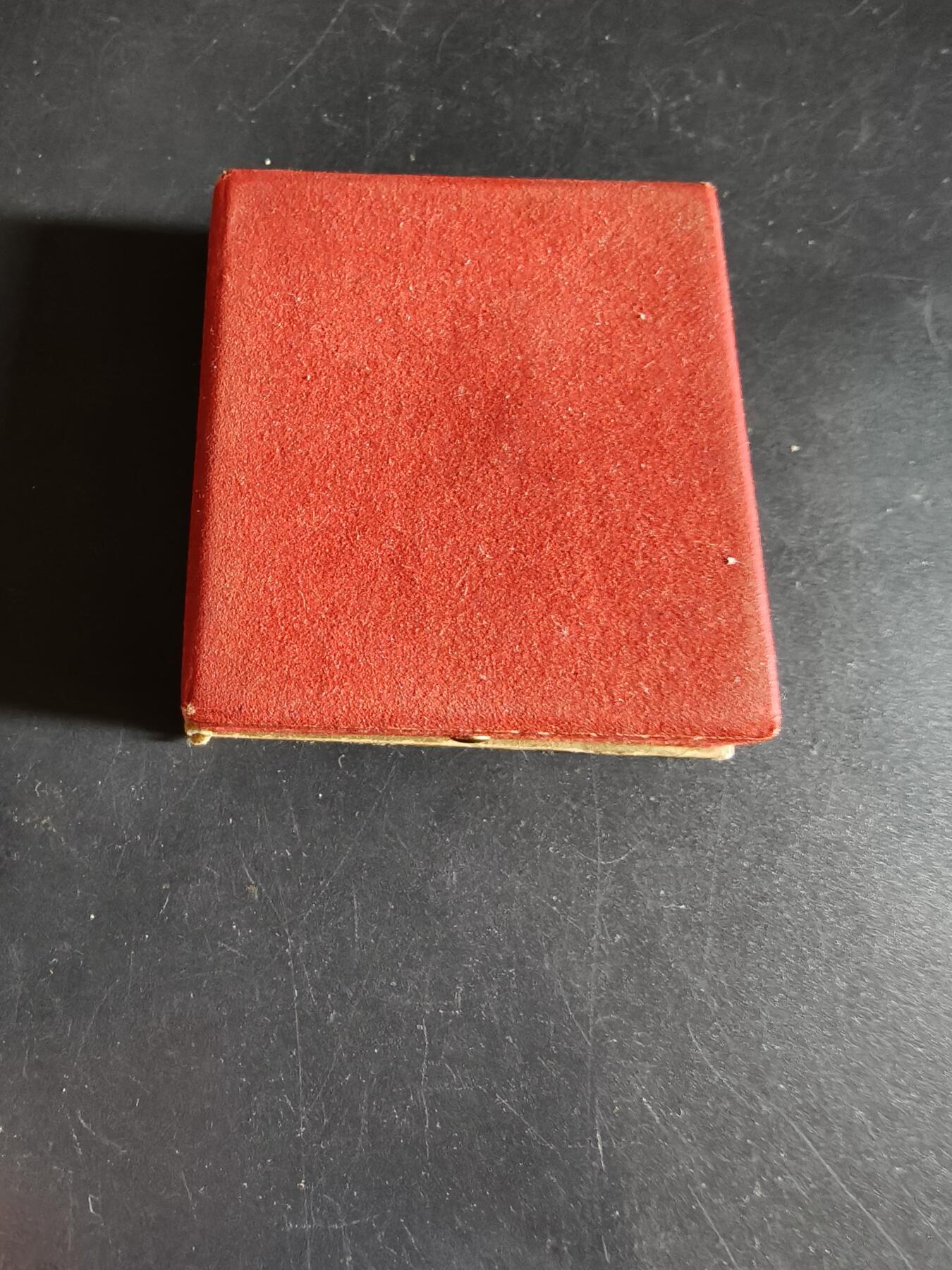 老王徽章第190期 法国排球运动方形大铜章    原盒     尺寸48×53mm     重量81.3g