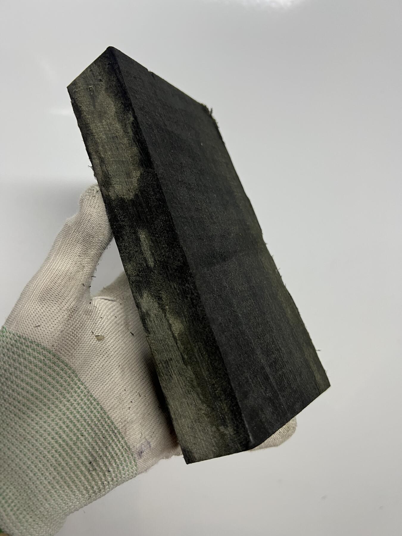 零元拍：NO.3金丝楠绿阴沉料大牌子，无需打磨就已经金光闪闪。满金丝药香，尺寸约：18.5/9.5/3.5CM。