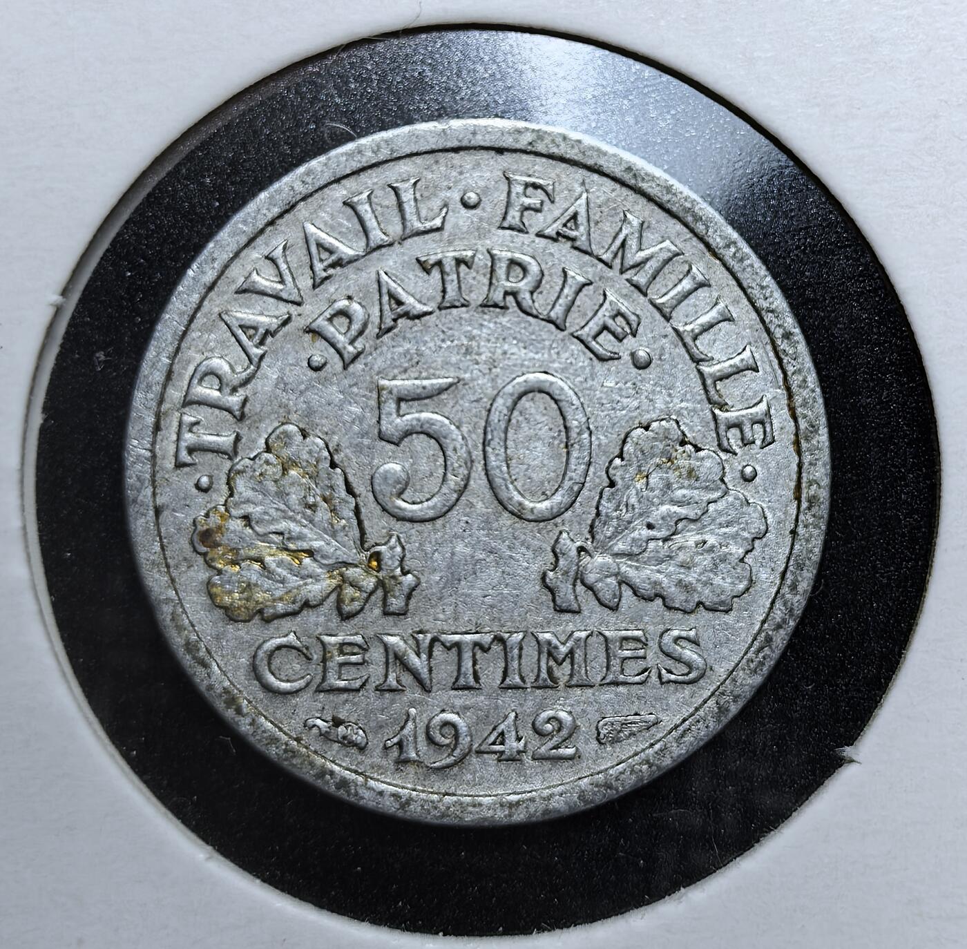 外国优质老铜币银币苏联纪念章，每周六晚九点倒数截拍，满百包邮可寄存，持续收拍 维希法国1942 年 50 生丁铝币，正面斧头与麦穗纹饰，背面刻有 “劳动・家庭・祖国” 口号，是二战傀儡政权时期的特殊见证，纹饰清晰，极具历史与收藏价值。