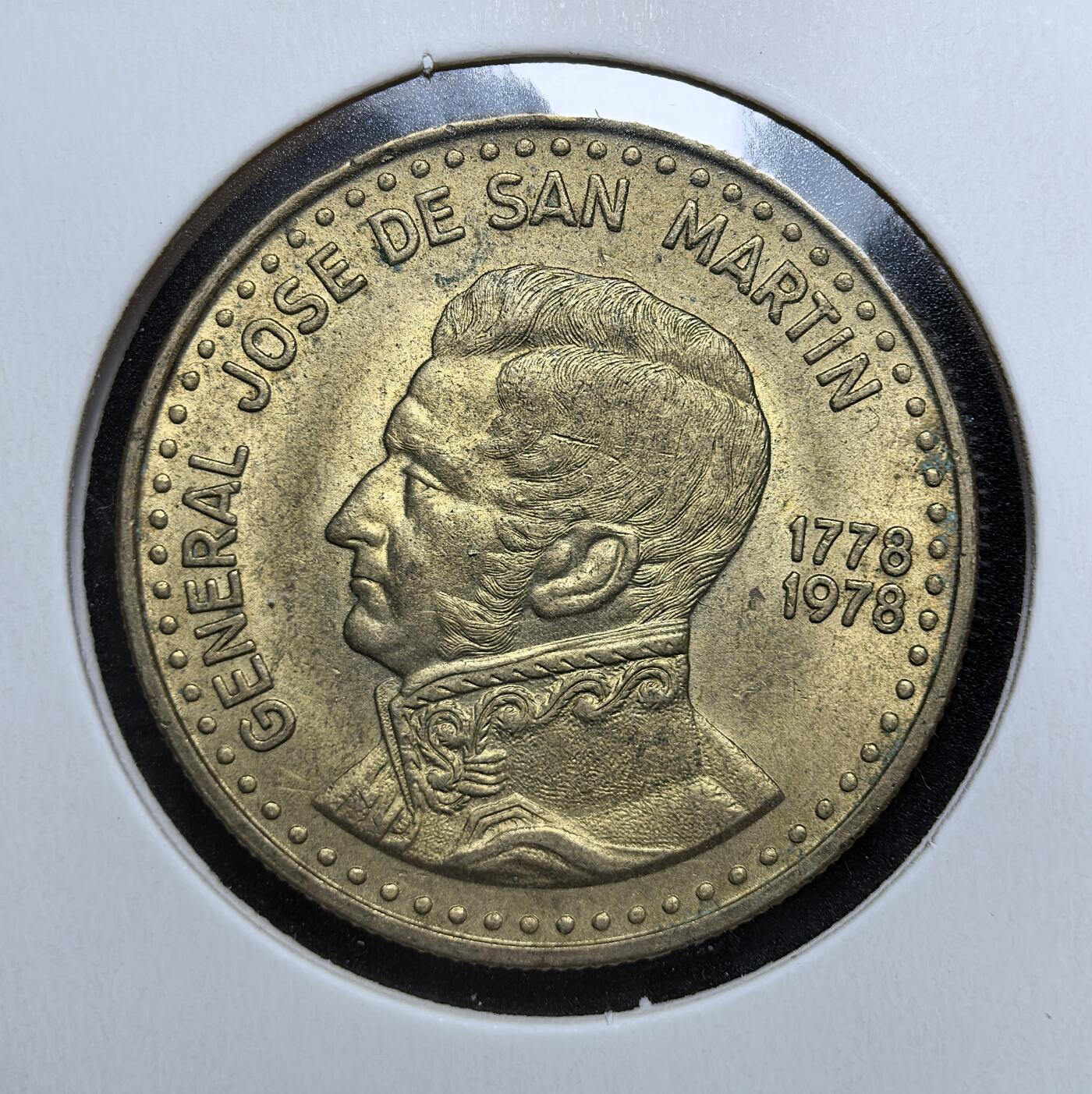 外国优质老铜币银币苏联纪念章，每周六晚九点倒数截拍，满百包邮可寄存，持续收拍 阿根廷1978年50 比索铜币，为纪念圣马丁将军诞辰 200 周年发行，正面镌刻圣马丁戎装头像，背面国名与面值清晰，自然铜包浆醇厚，是南美独立运动主题收藏的优选。