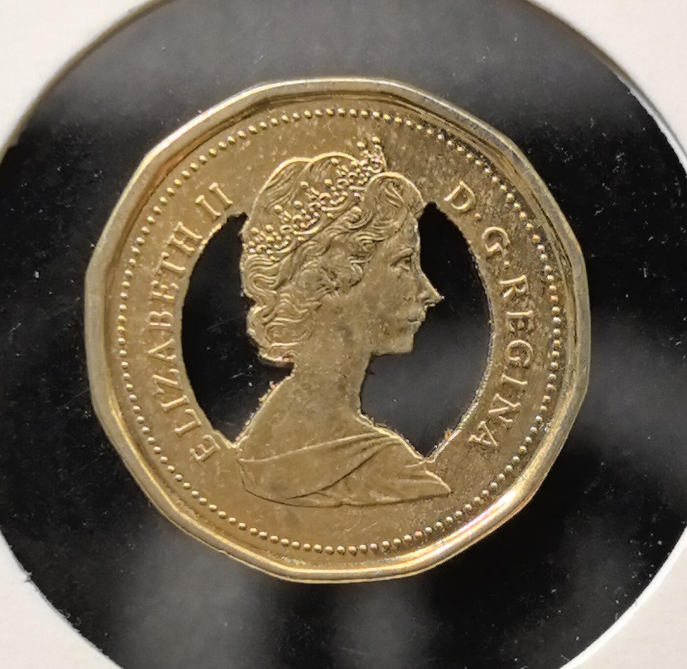 外国优质老铜币银币苏联纪念章，每周六晚九点倒数截拍，满百包邮可寄存，持续收拍 加拿大 1 分镂空纪念币，正面为伊丽莎白二世头像，背面是标志性枫叶图案，独特的镂空工艺极具辨识度，既承载加拿大货币文化，又因精巧设计成为趣味收藏佳品。