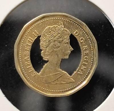 外国优质老铜币银币苏联纪念章，每周六晚九点倒数截拍，满百包邮可寄存，持续收拍 - 加拿大 1 分镂空纪念币，正面为伊丽莎白二世头像，背面是标志性枫叶图案，独特的镂空工艺极具辨识度，既承载加拿大货币文化，又因精巧设计成为趣味收藏佳品。