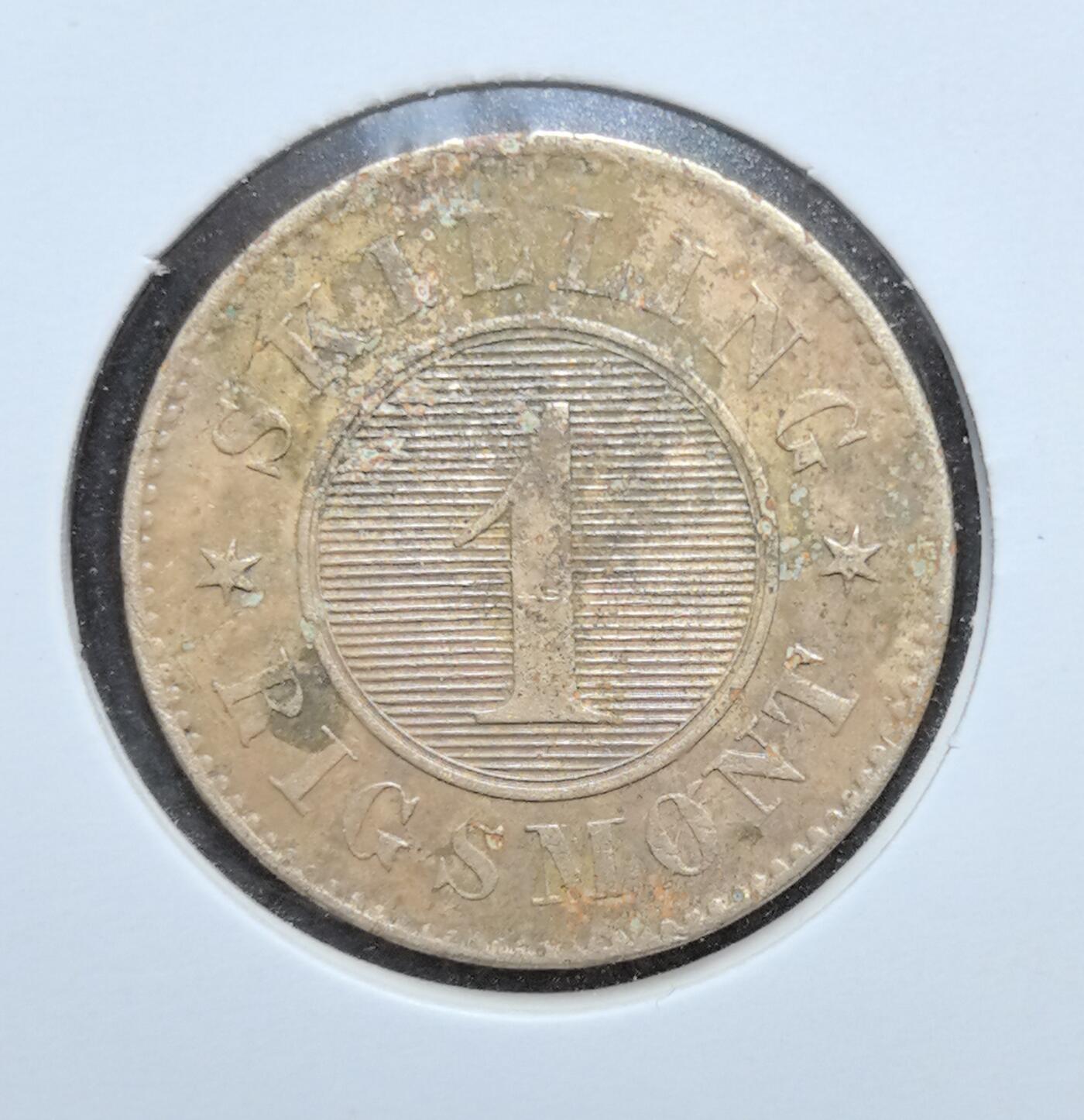 外国优质老铜币银币苏联纪念章，每周六晚九点倒数截拍，满百包邮可寄存，持续收拍 丹麦1856 年弗雷德里克七世 1 斯基林铜币，正面镌刻王冠与君主花押，背面标注面值与国名，是丹麦近代币制改革的典型产物。铜质包浆沧桑古朴，版式鲜明，见证 19 世纪丹麦君主制与北欧货币史，兼具收藏辨识度与历史价值。