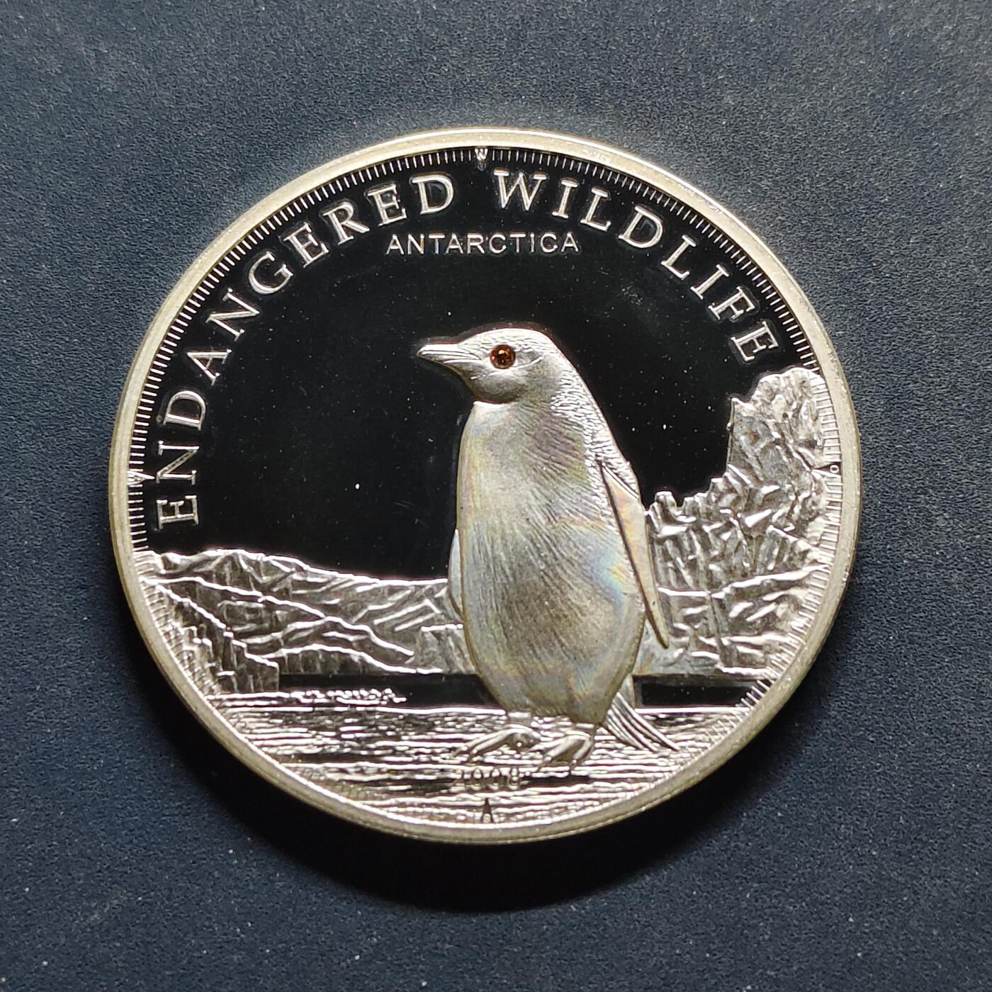 【全场包邮】纯粹捡漏拍517场 【稀少】库克群岛2008年5元濒危动物（ENDANGERED WILDLIFE）系列阿德利企鹅精制镶嵌水晶纪念银币【38.61毫米25克92.5%】-量2500