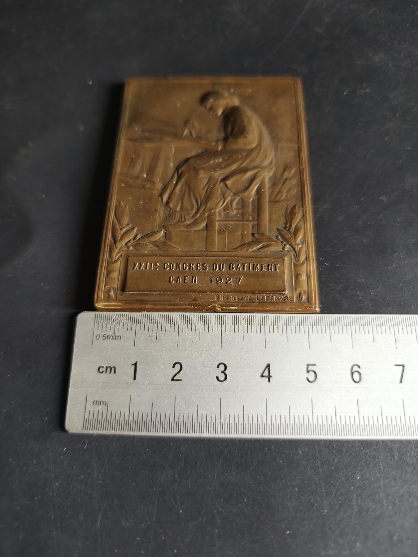 老王徽章第190期 法国1927年卡昂市第22届建筑大会方形大铜章    大师希波利特·勒菲弗尔作品      尺寸50×70mm     重量110.6g