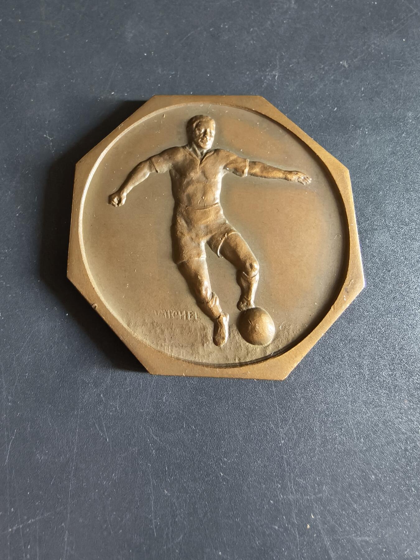 老王徽章第190期 法国足球运动八角大铜章     直径54mm    重量69.3g
