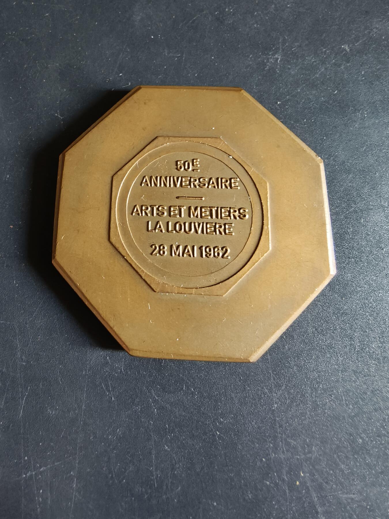 老王徽章第190期 法国足球运动八角大铜章     直径54mm    重量69.3g