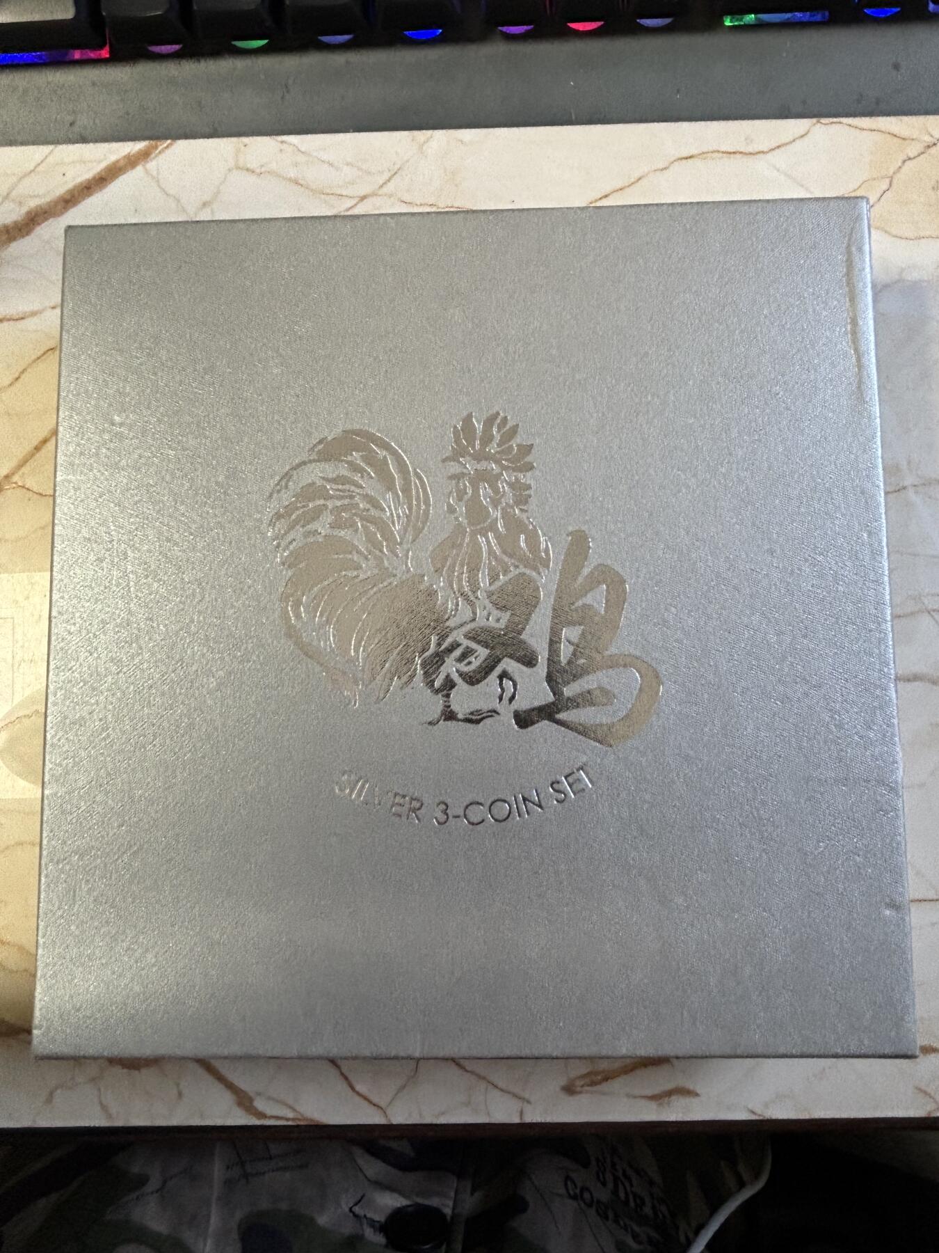 第194期拍卖 新加坡2017年十二生肖鸡年银币3枚套NGC-PF68一枚，PF69-2枚，1盎司/1盎司/1/4盎司，999银，发行2000套