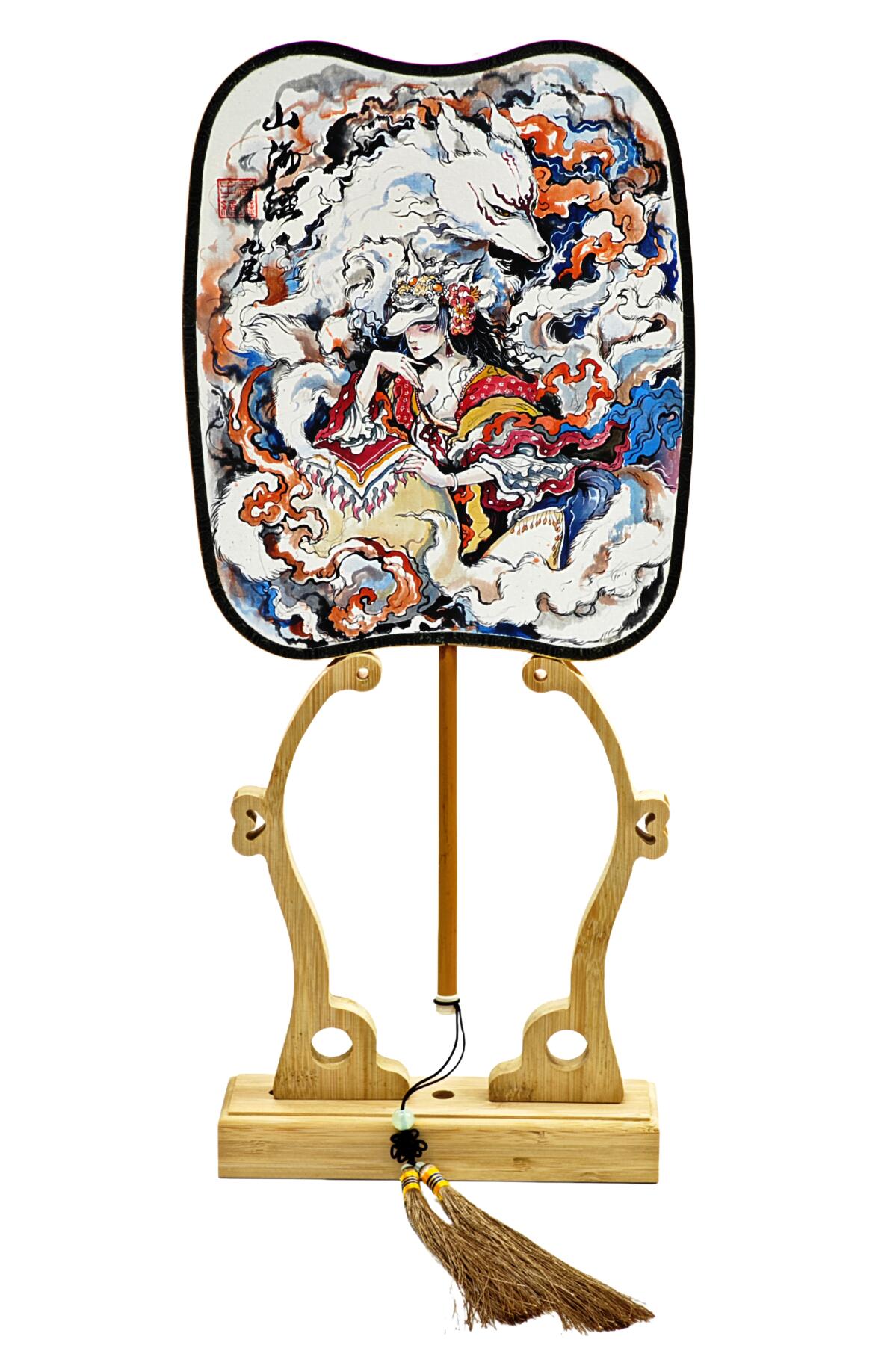 白泽拍卖卡牌手绘专场第34期（花朝去了又春分 草如茵 柳烟新） 2026 鹿凝手绘海棠扇 熟宣 双面绘 山海经 九尾狐 扇面：21.5cm*26cm 扇柄17cm 有扇架/扇盒  鹿凝钤印