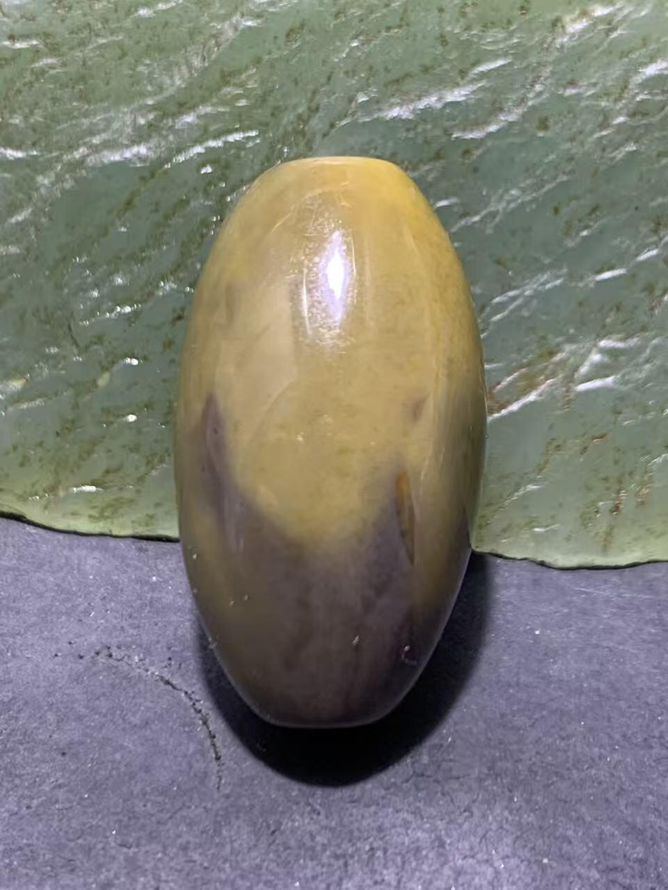 精美高润度冻料飘墨色战国红玛瑙随形桶珠一个！