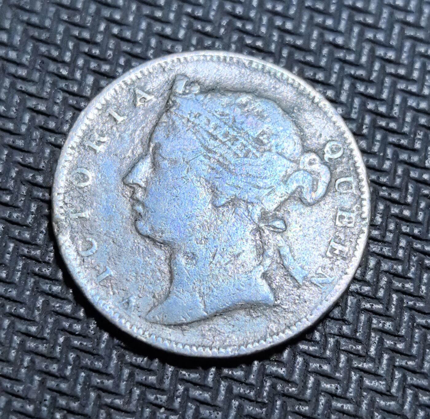 外国优质老铜币银币苏联纪念章，每周六晚九点倒数截拍，满百包邮可寄存，持续收拍 英属海峡殖民地1877年半分铜币，正面为维多利亚女王戴冠头像，见证大英帝国殖民鼎盛时期，背面标注 “STRAITS SETTLEMENTS” 与面值，包浆厚重带蓝绿锈色，是近代东南亚殖民贸易与货币史的珍贵实物遗存，收藏辨识度高。