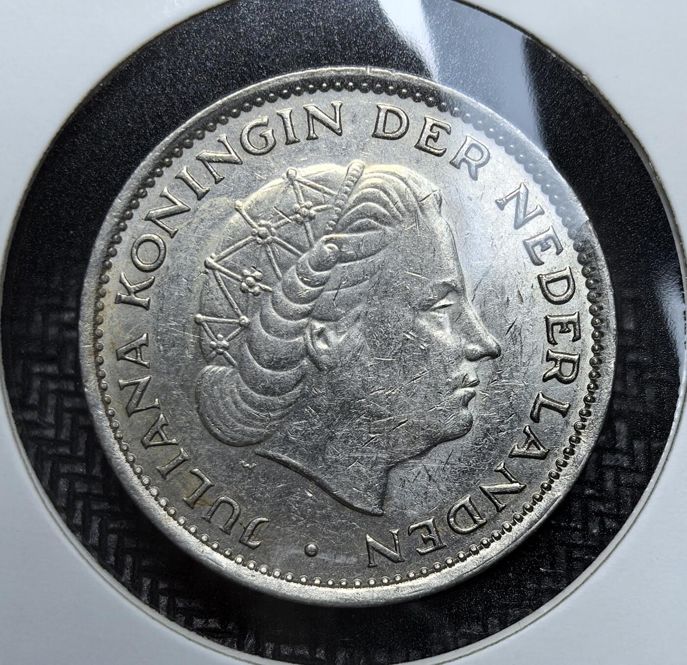 外国优质老铜币银币苏联纪念章，每周六晚九点倒数截拍，满百包邮可寄存，持续收拍 荷兰朱莉安娜女王1969年2½ 盾，正面为朱莉安娜女王侧面头像与荷兰文国名，背面饰有戴冠雄狮盾徽、年份及面值。它见证了荷兰君主制时代的货币文化，工艺精美、银质温润，极具欧洲近现代银币收藏与荷兰历史研究价值。