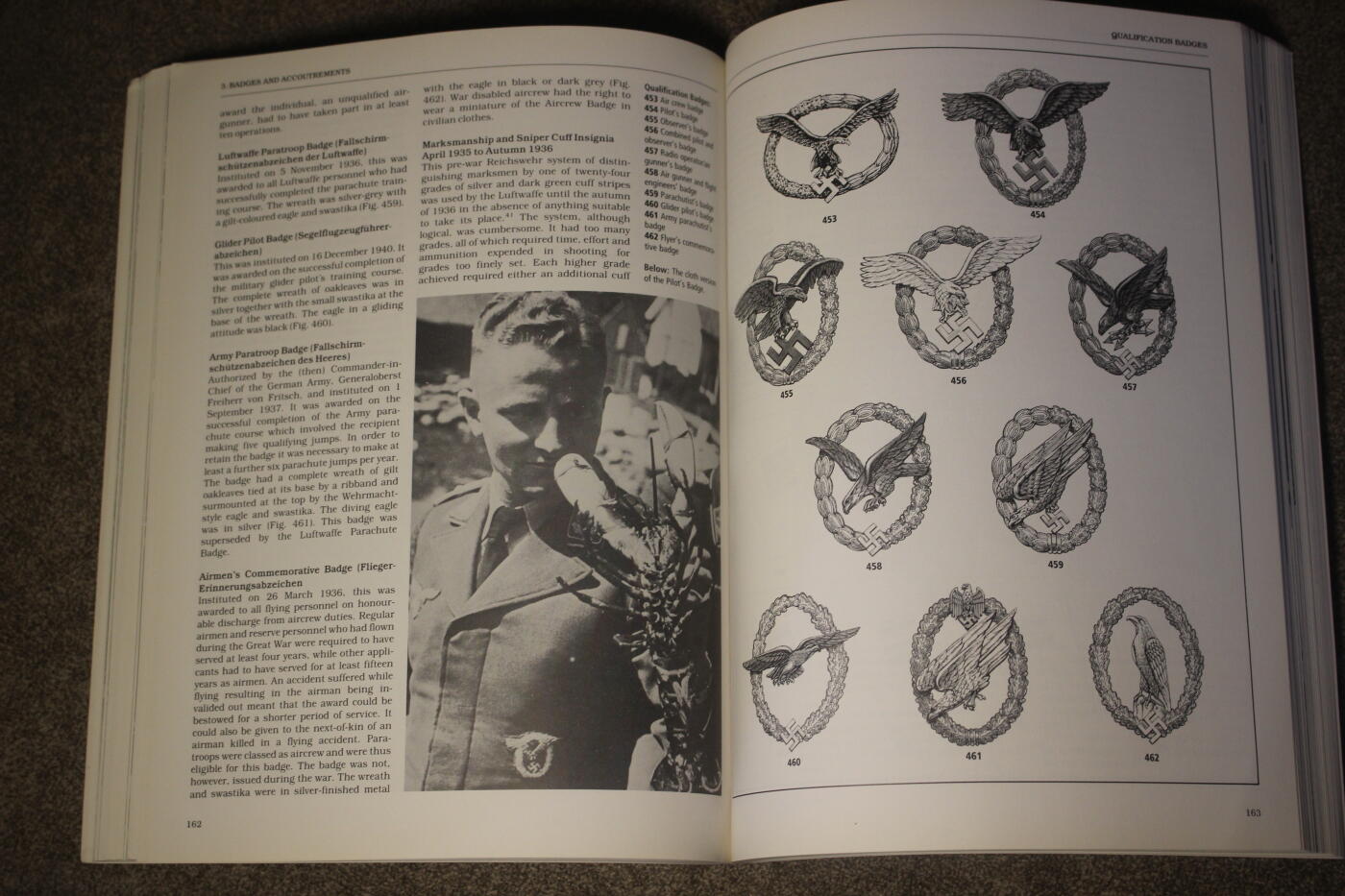 2026.4.2德系小拍卖 德三空军大全，两册合计约500多页，图文并茂详细介绍了各种式样以及工艺细节等，封面轻微痕迹，内页完好