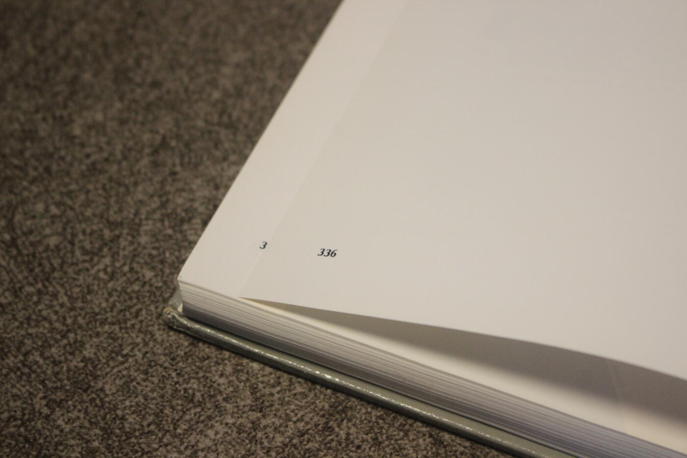 2026.4.2德系小拍卖 德三军帽大全，两册合计约650页，详细介绍了各种式样以及工艺细节等，封面轻微痕迹，内页完好