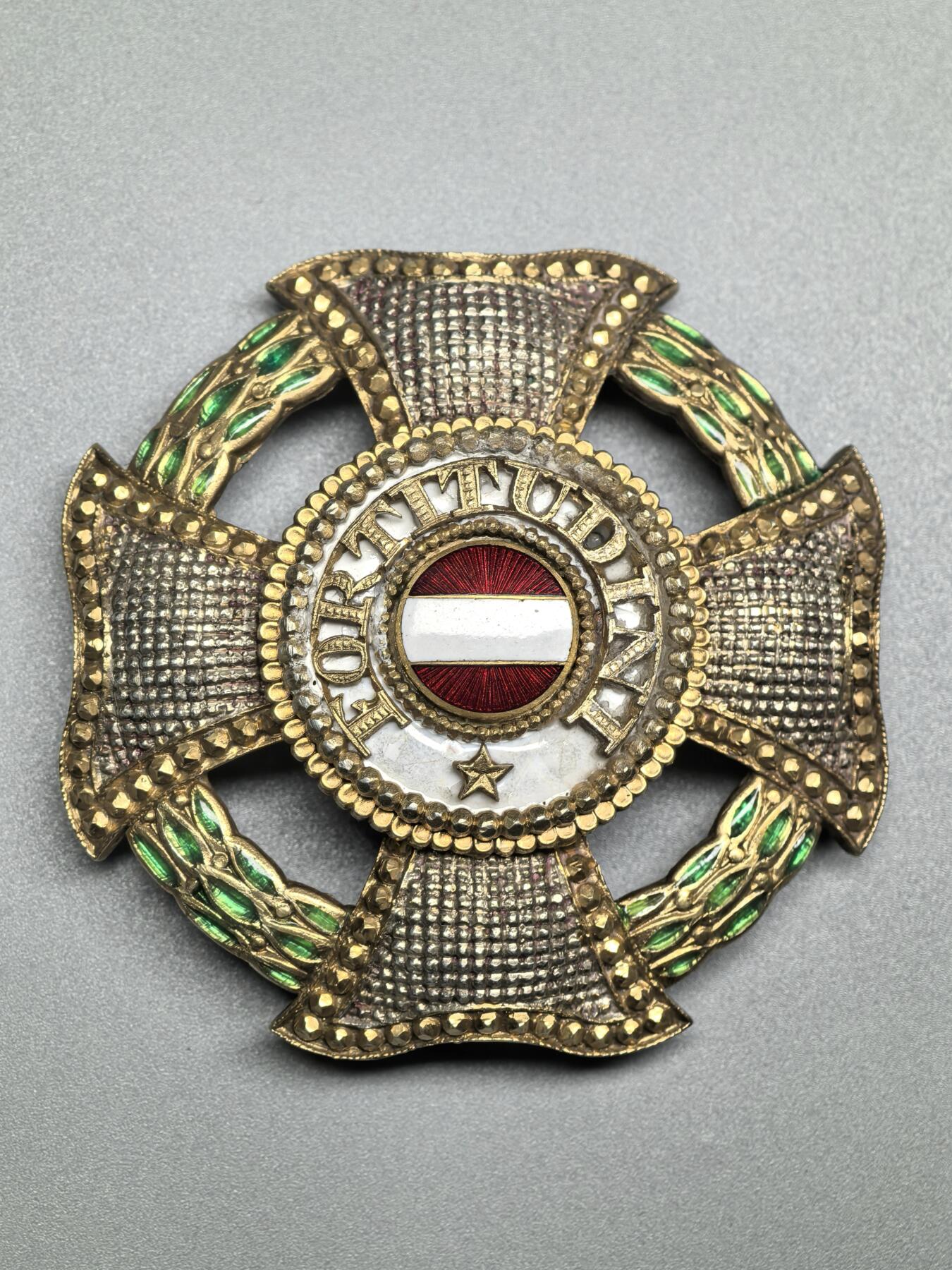 小驴勋章奖章收藏3月28日周六晚六点拍卖（珍爱和平，收藏战争，铭记历史，勿忘国耻，忠党爱国。有偿代拍，送拍规则在简介最后，参拍须阅读规则后再参拍，关系到运费包装发货时效真假辨别等关键信息，拍卖时不再发原图，看大图店主微信码在拍卖店铺介绍里） Rothe厂战后制作特蕾莎星芒勋章，类似于德国57版勋章