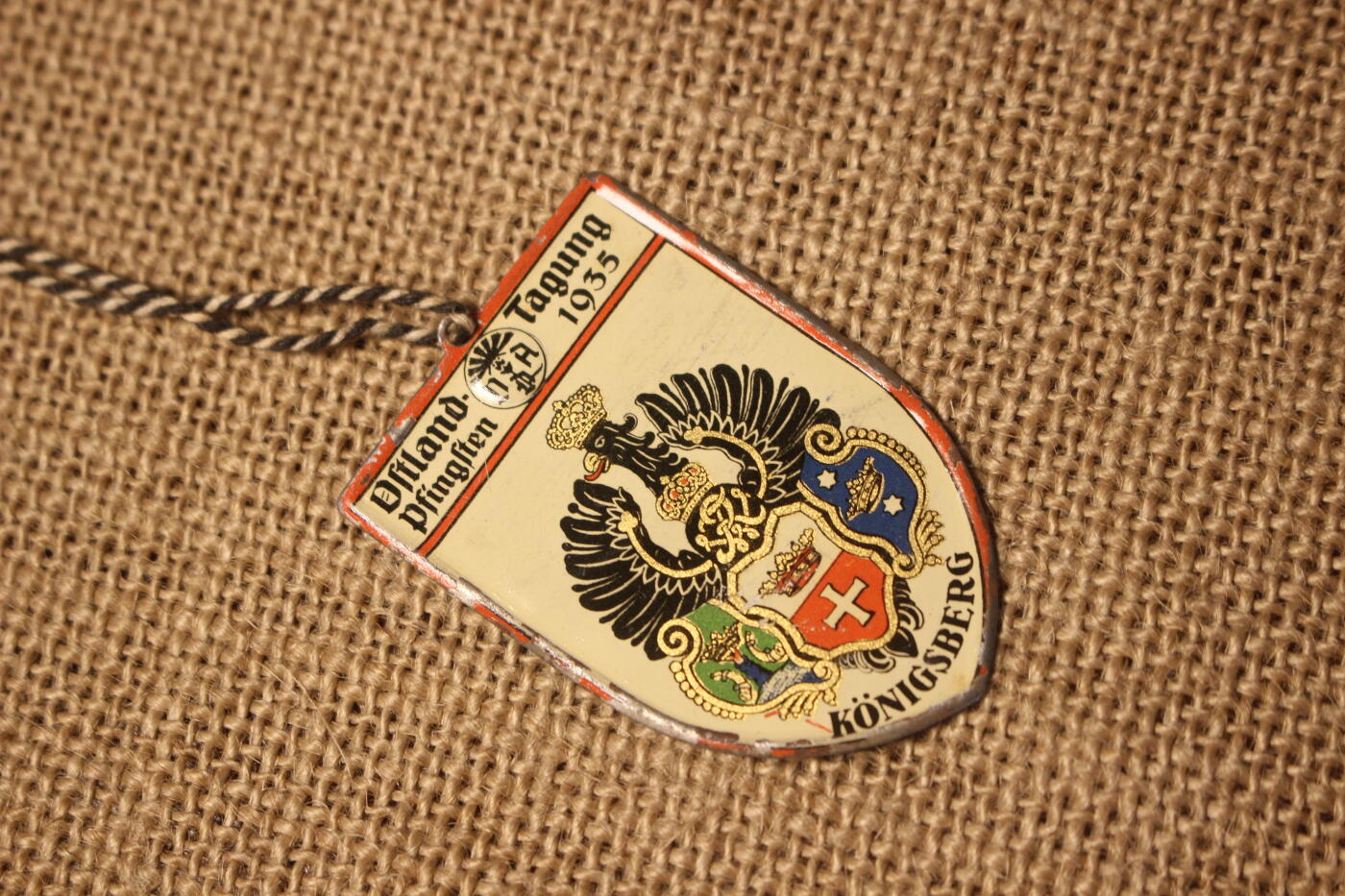 2026.4.2德系小拍卖 1935年德国汽车工业协会（VDA）于东普鲁士柯尼斯堡五旬节集会纪念小章，章体较薄，轻微变形，长5厘米宽3.5厘米 