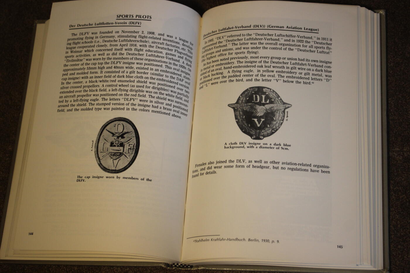 2026.4.2德系小拍卖 德三军帽大全，两册合计约650页，详细介绍了各种式样以及工艺细节等，封面轻微痕迹，内页完好