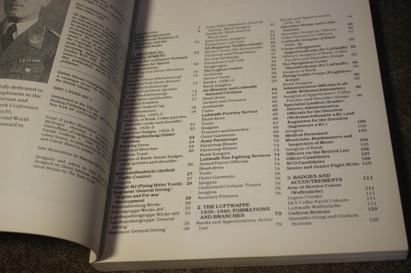 2026.4.2德系小拍卖 德三空军大全，两册合计约500多页，图文并茂详细介绍了各种式样以及工艺细节等，封面轻微痕迹，内页完好