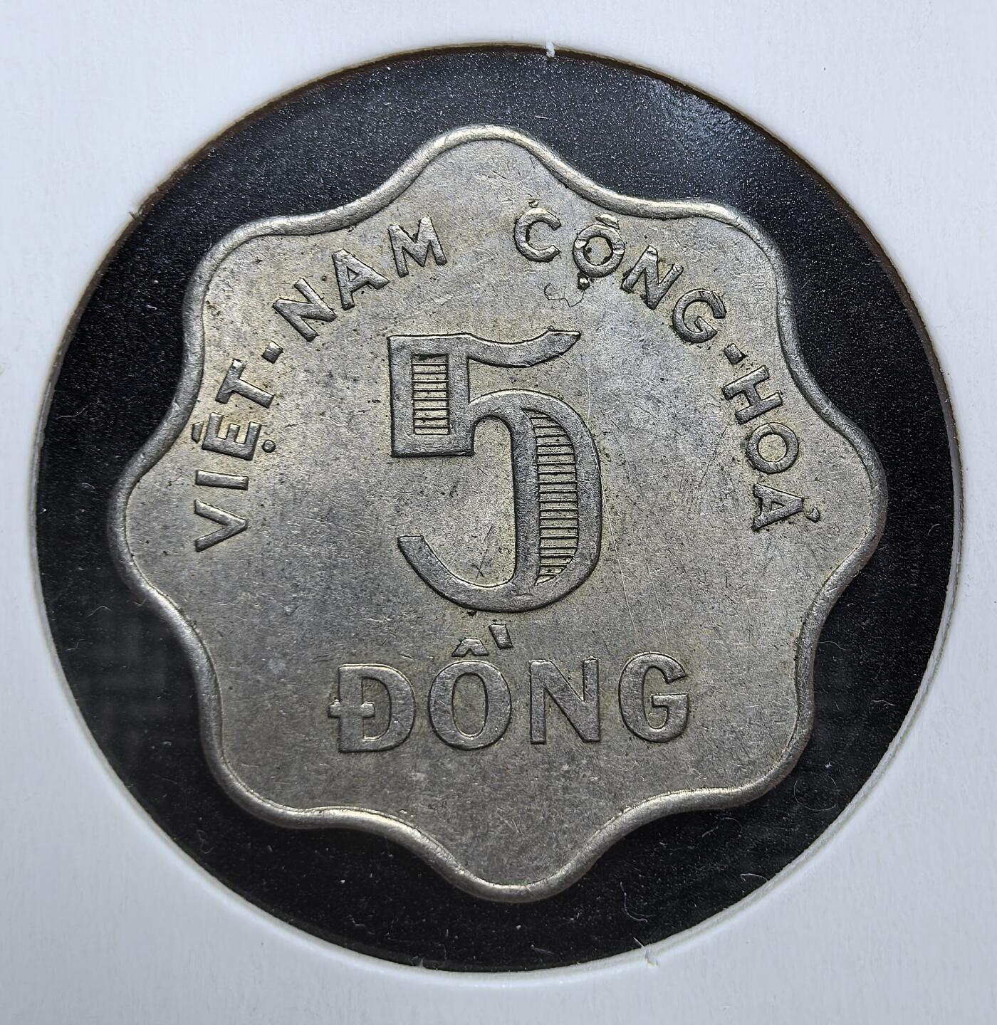 外国优质老铜币银币苏联纪念章，每周六晚九点倒数截拍，满百包邮可寄存，持续收拍 南越1966年5盾，独特波浪形边缘设计，正面稻穗纹饰象征农耕文明，背面面值清晰，是越南战争时期的历史见证，极具东南亚钱币收藏价值。