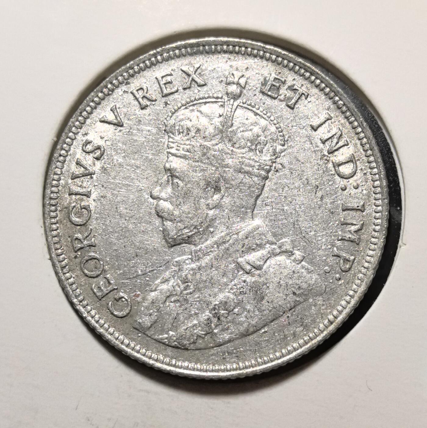 外国优质老铜币银币苏联纪念章，每周六晚九点倒数截拍，满百包邮可寄存，持续收拍 英属东非1922年1先令银币，正面为英王乔治五世头像，背面镌刻东非标志性雄狮与乞力马扎罗山图案，标注 “EAST AFRICA”，是英国殖民东非时期的核心流通币。银质包浆温润，图案充满非洲野性气息，见证大英帝国殖民体系与东非地域文化融合，兼具殖民钱币收藏与人文叙事价值。