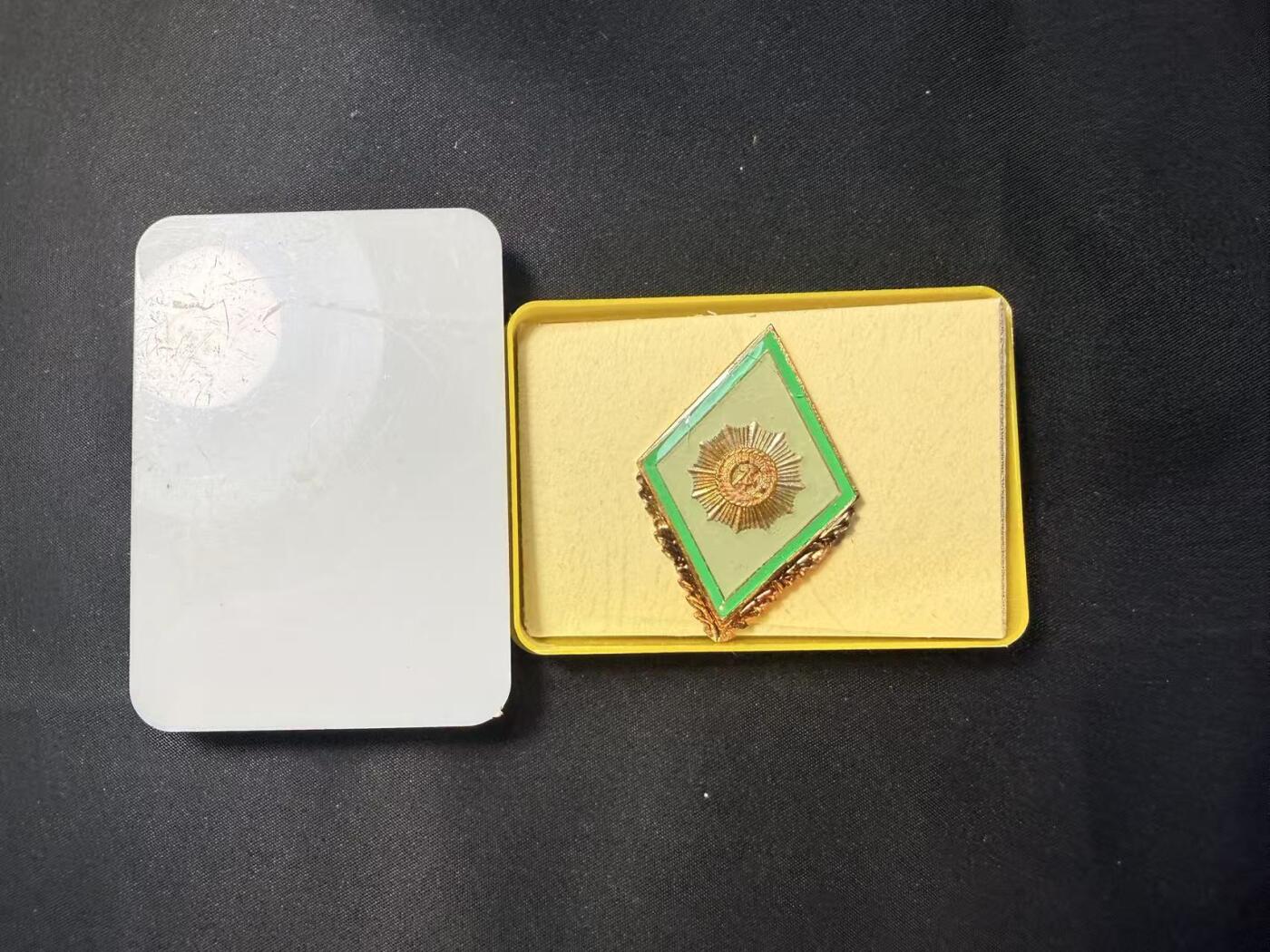 云宸嘉赏-勋臻文献佳藏优品精选场次（低佣 转发佣金红包） 民主德国内务部高等警官学院校徽 转轮版 带原盒 