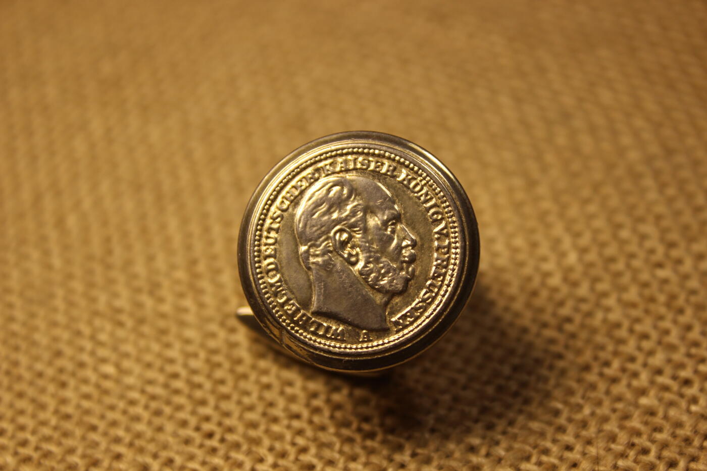 2026.4.2德系小拍卖 德皇威廉一世肖像袖扣，日常使用品相，背部支架轻微变形，结构无损，镀金层有些许剥落