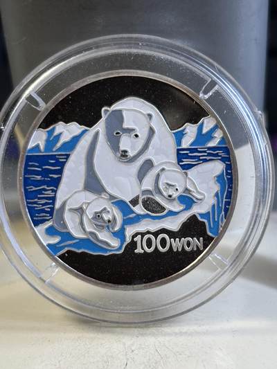第195期拍卖 - 朝鲜1999年北极熊彩色7克纪念银币，999银，7克，有掉漆，有氧化