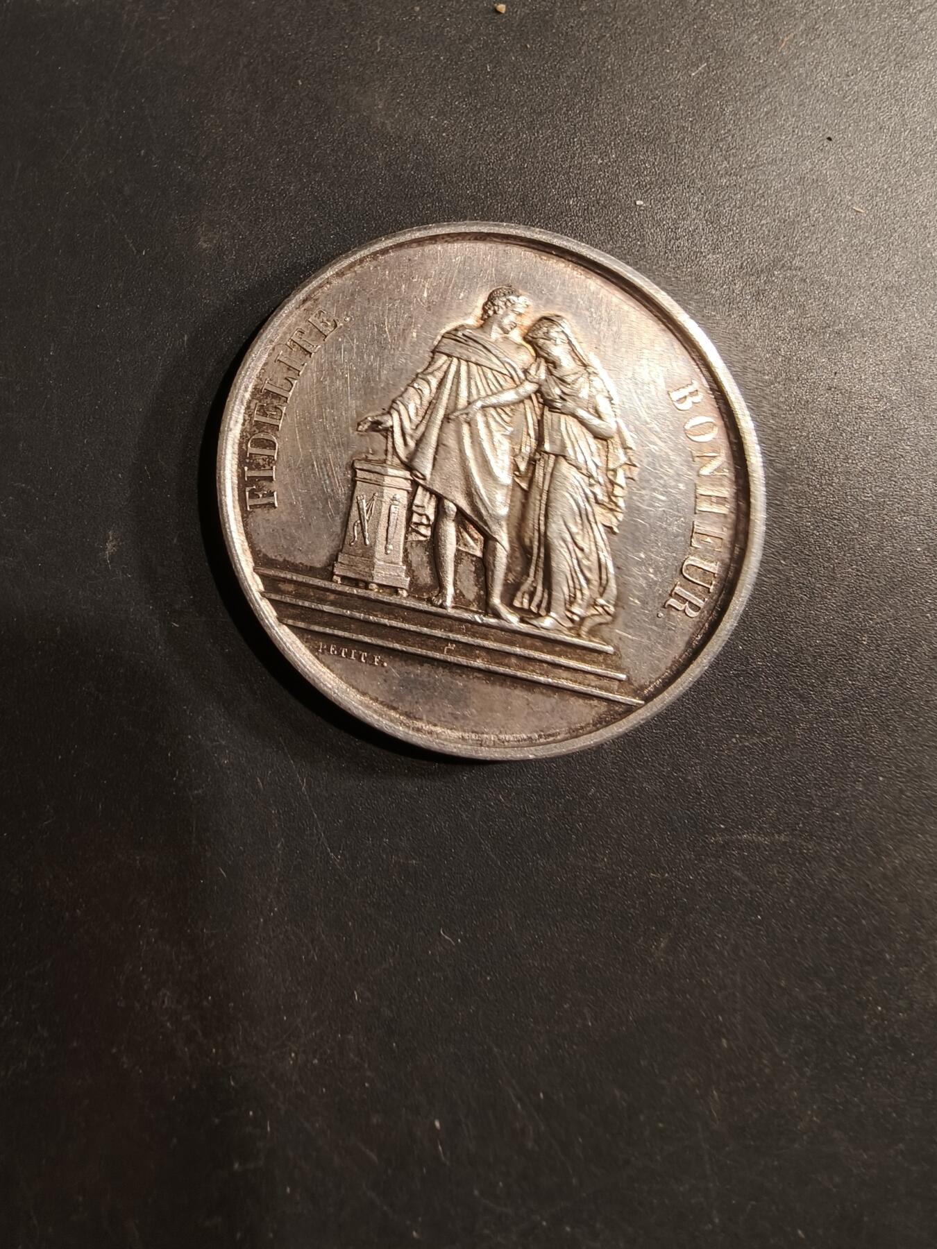 老王徽章第190期 法国婚礼大银章    蜜蜂958银标   带边铭背铭   1874年    原盒     直径39mm    重量25.3g