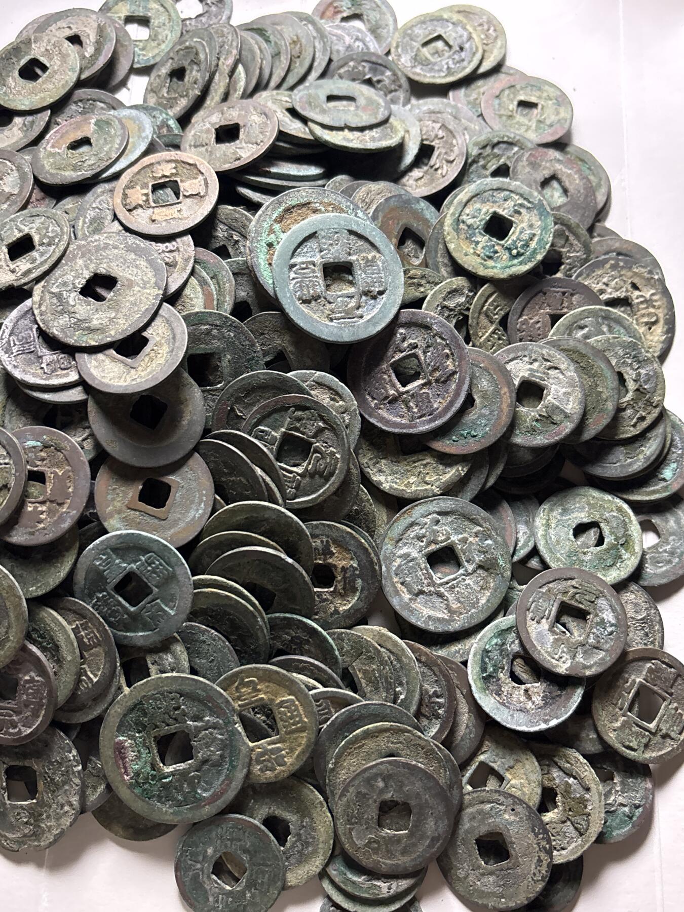 文馨钱币收藏第 298 场，长期接代拍业务 筒子开南北宋铜钱，折钱，北宋为主，约 420 枚 1610 克。因历史原因，不排除有漏裂筒子钱，版本未挑选，对到一级二级三级四级五级币是你的运气，喜欢玩铜钱的不要错过了，一手货源
